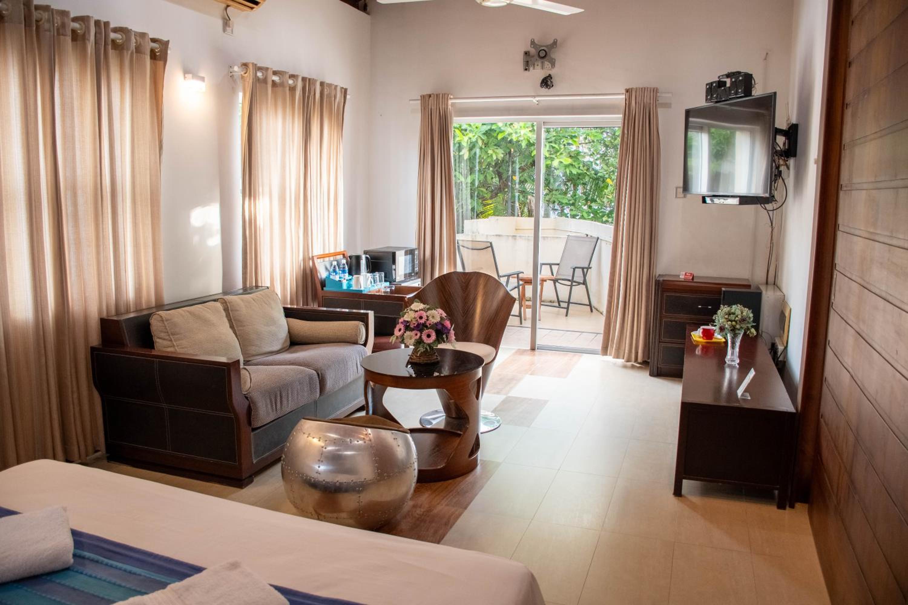 Deluxe King Suite - Photo 15