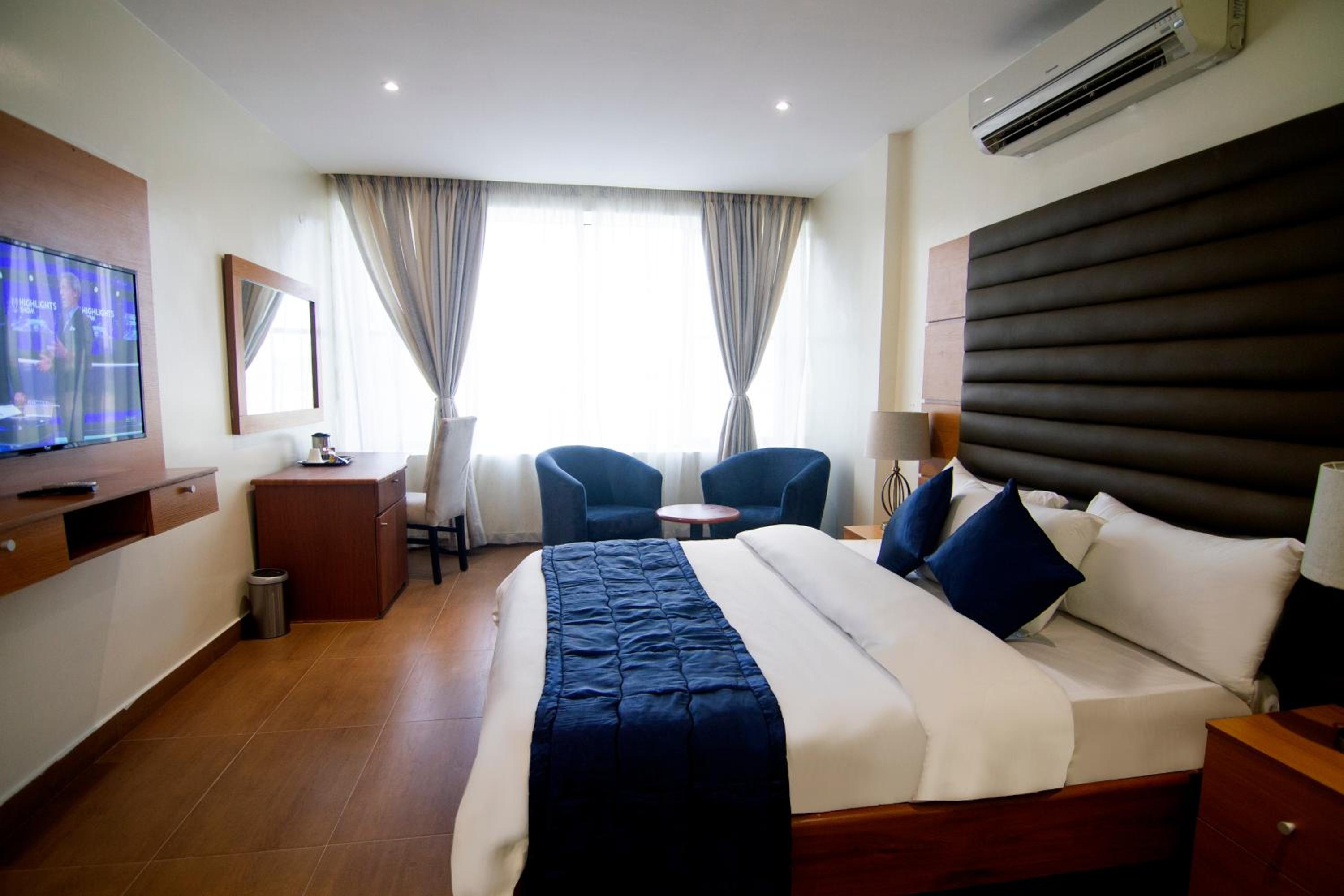 Deluxe King Room - Photo 5