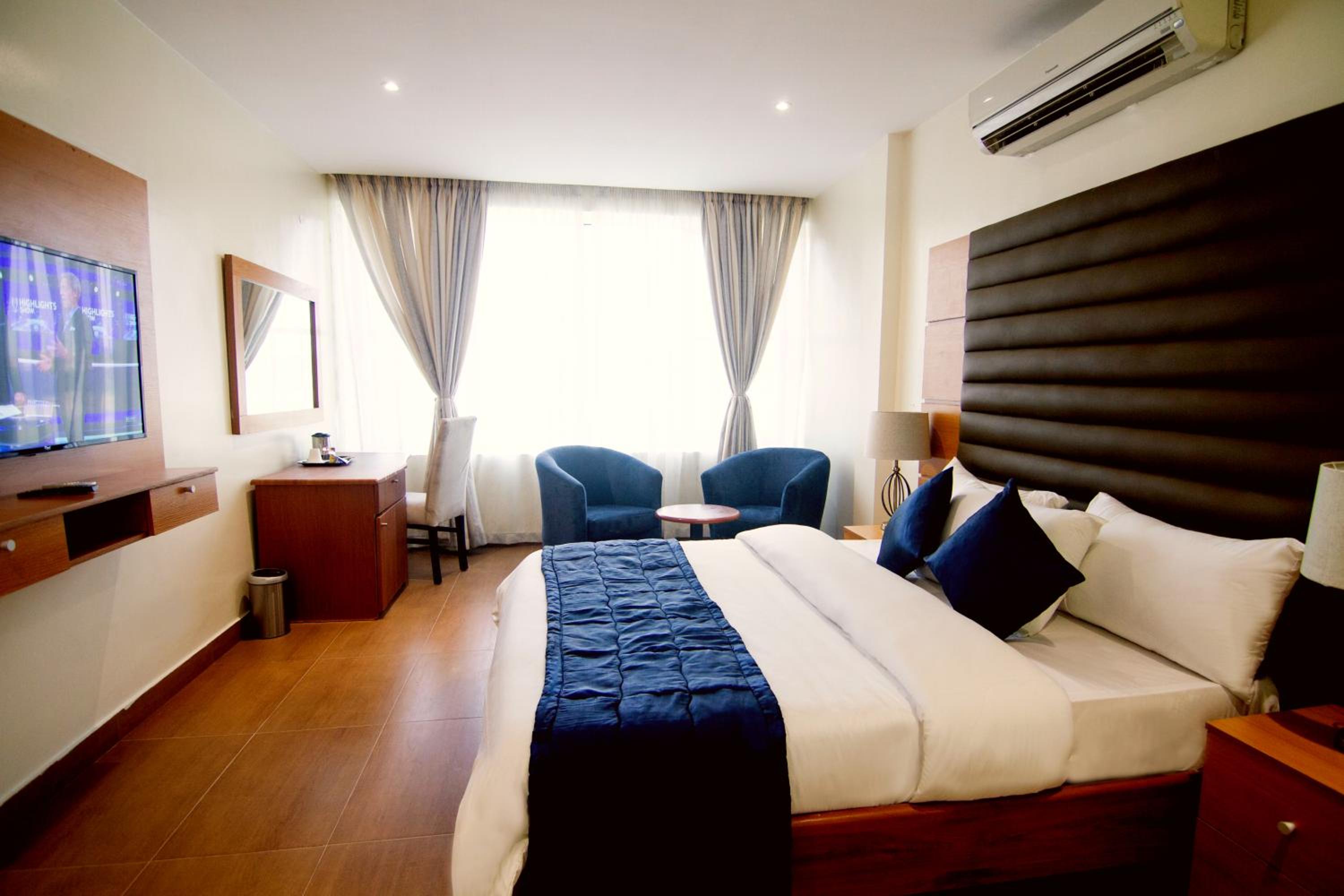 Deluxe King Room - Photo 6