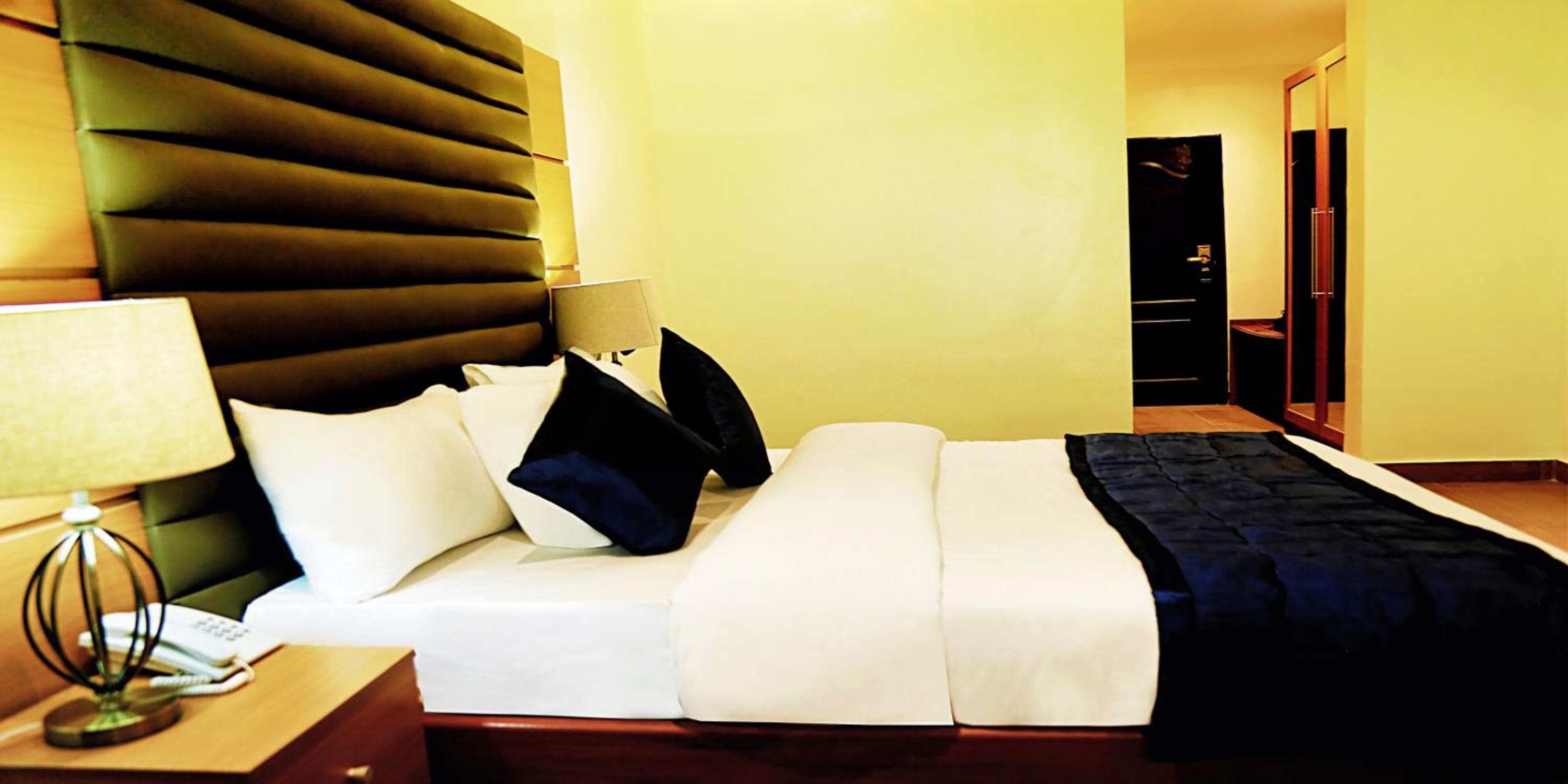 Deluxe King Room - Photo 2