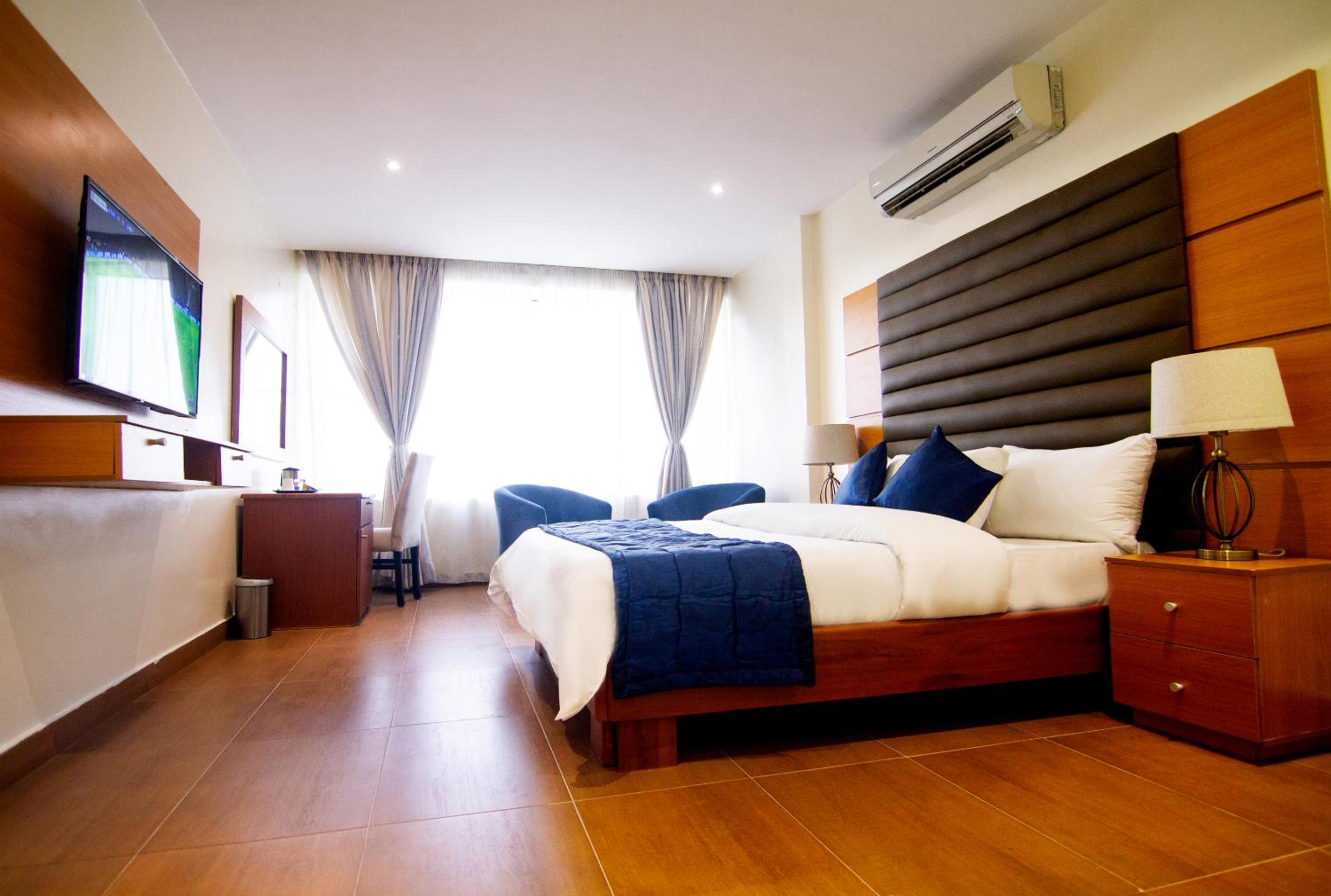 Deluxe King Room - Photo 7