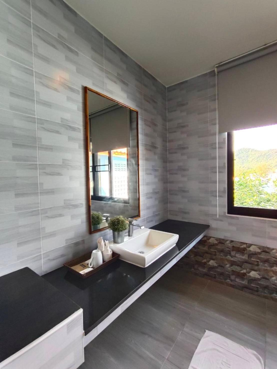 Double Room with Sea View - Photo 12