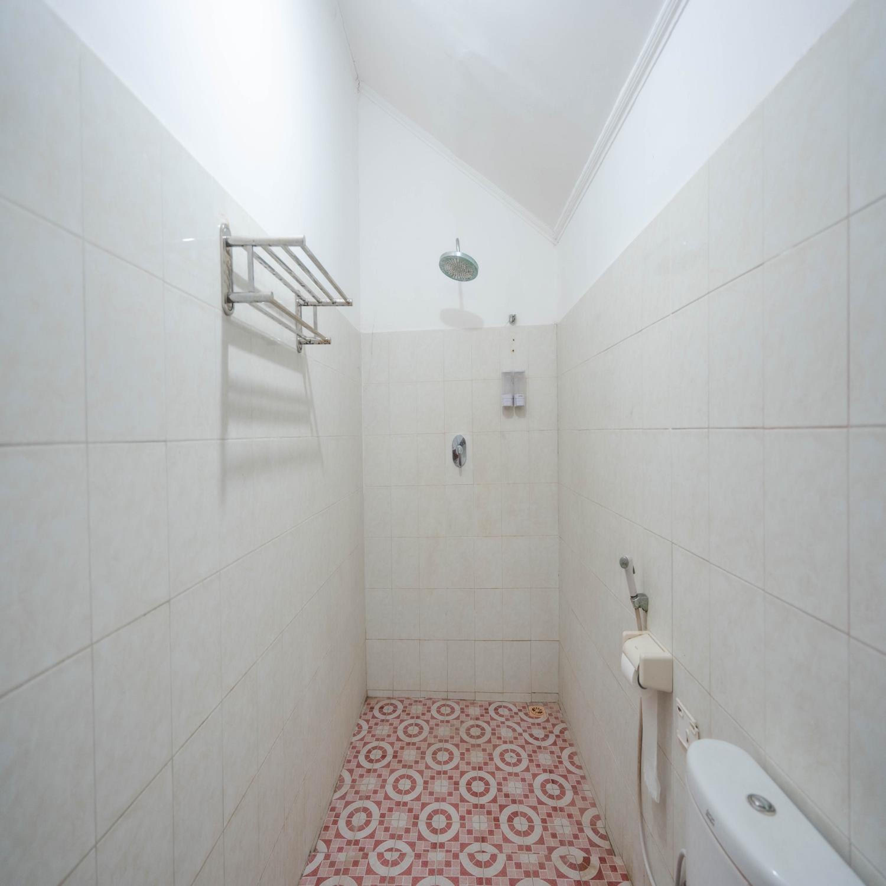 Standard Twin Room - Photo 7