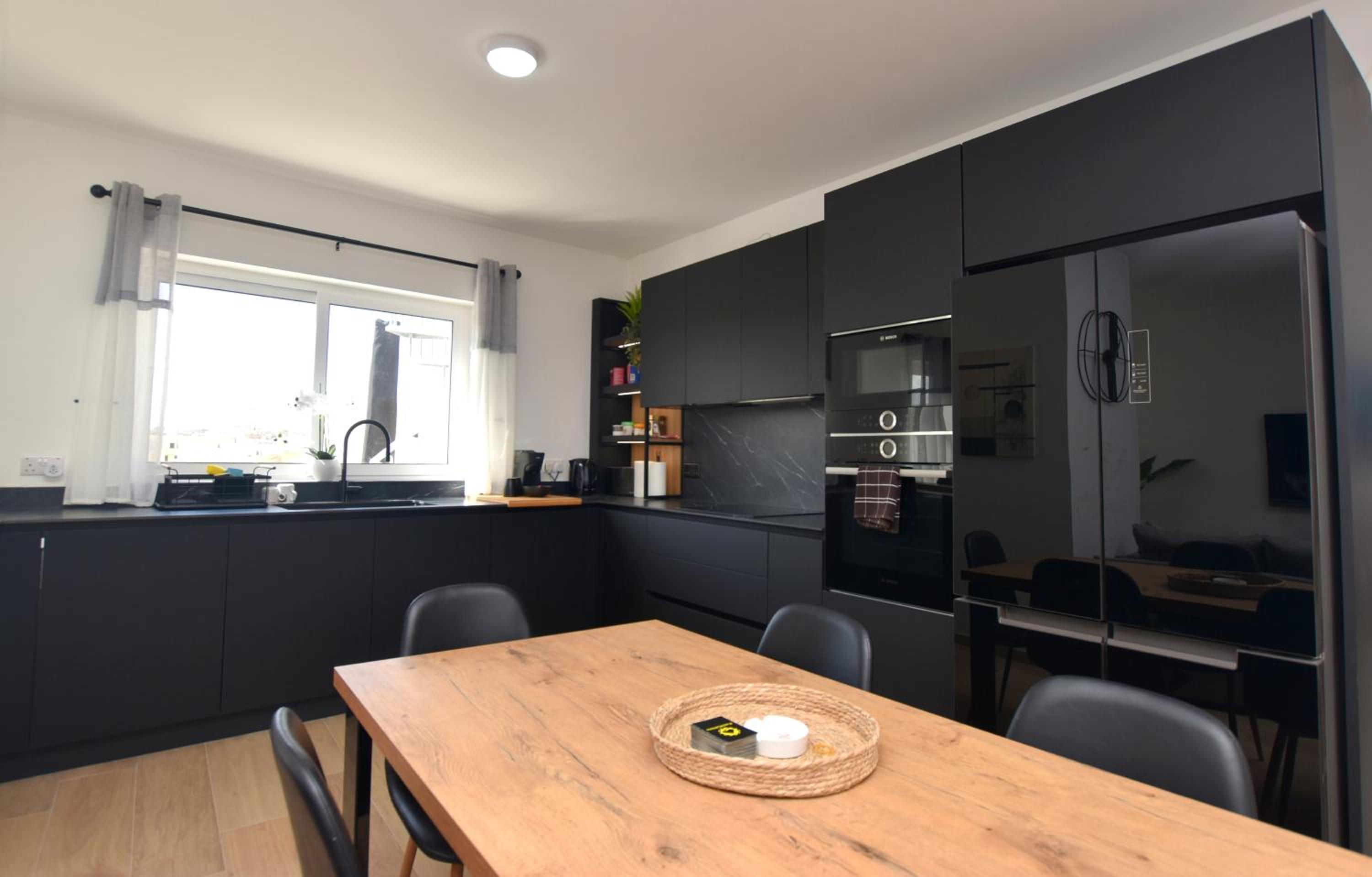 Three-Bedroom Apartment - High Floor photo 3