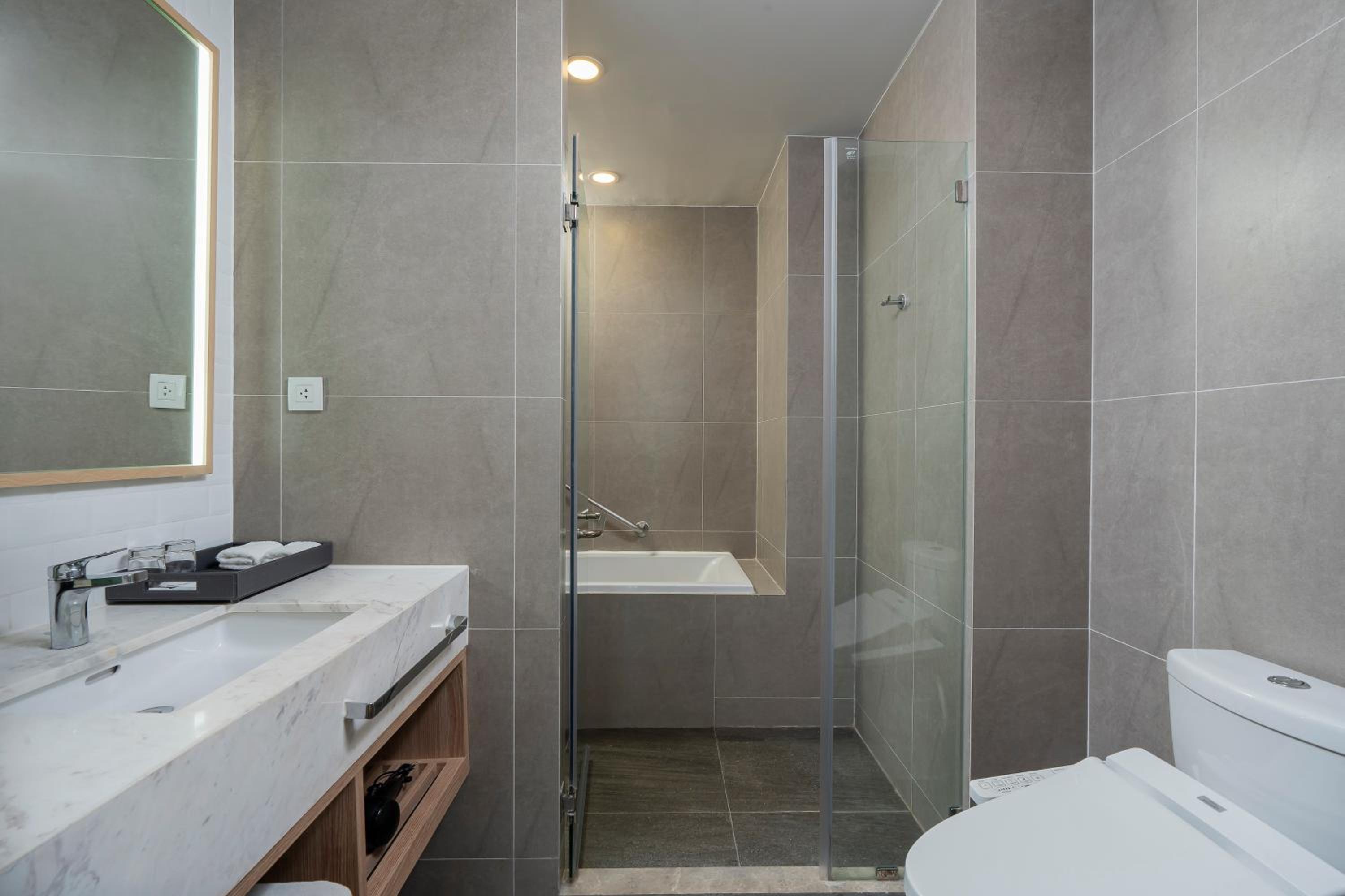 One-Bedroom King Suite photo 2