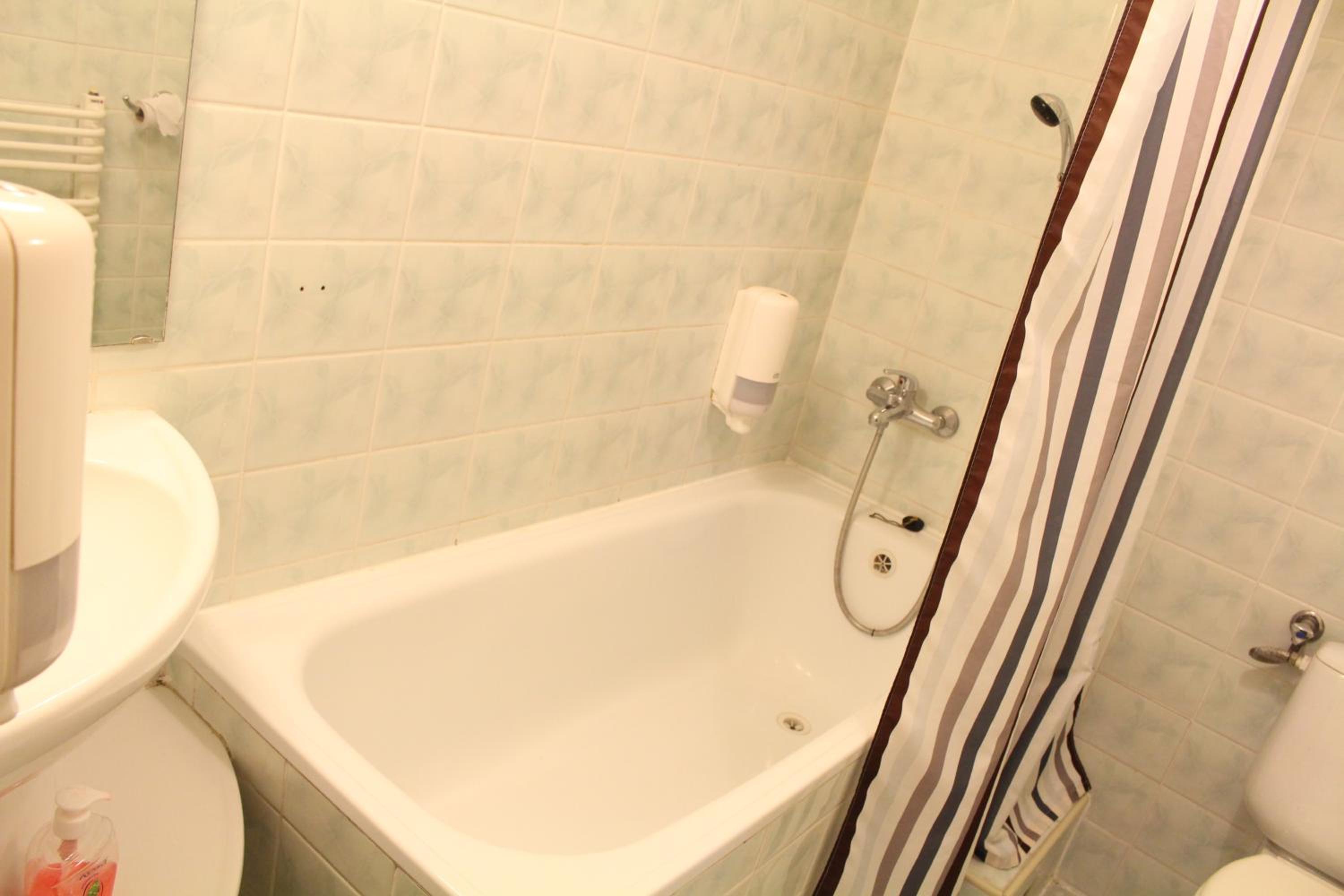 Studio Apartment with Kitchenette (3 Adults) - Photo 8