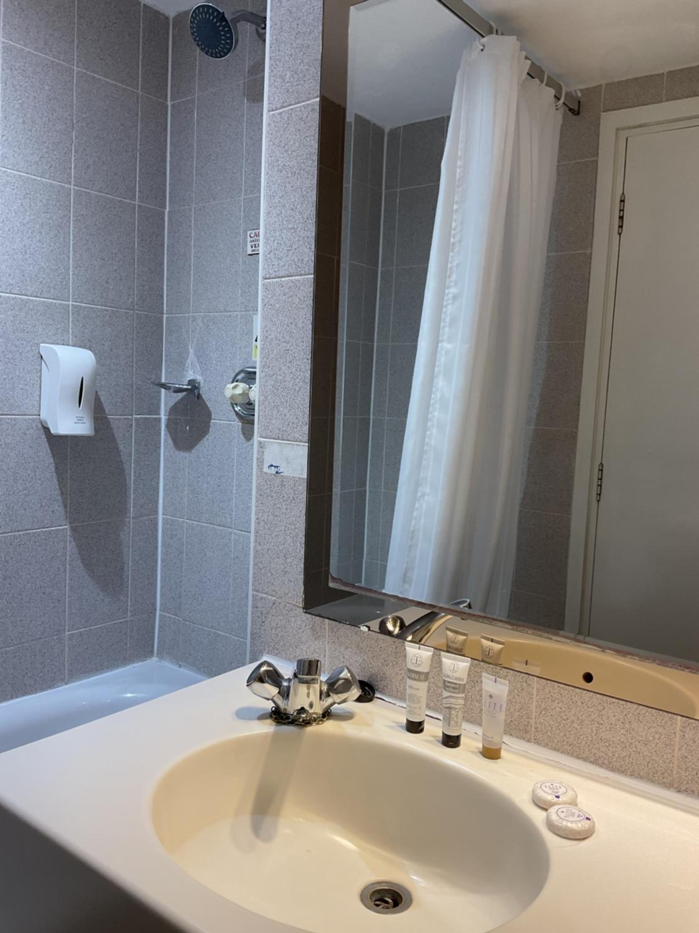 Twin Room - Photo 5
