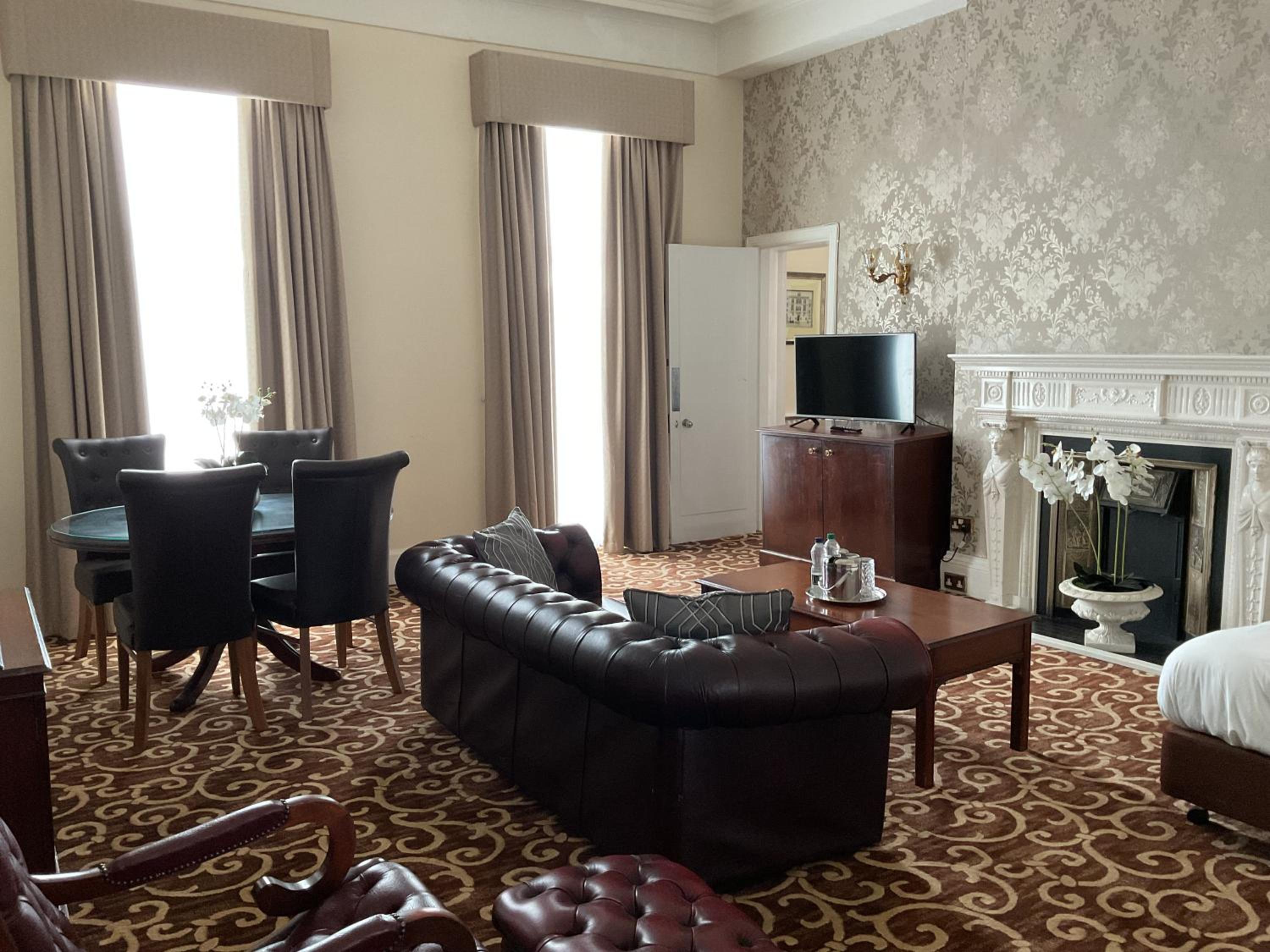 One-Bedroom Suite - Photo 4