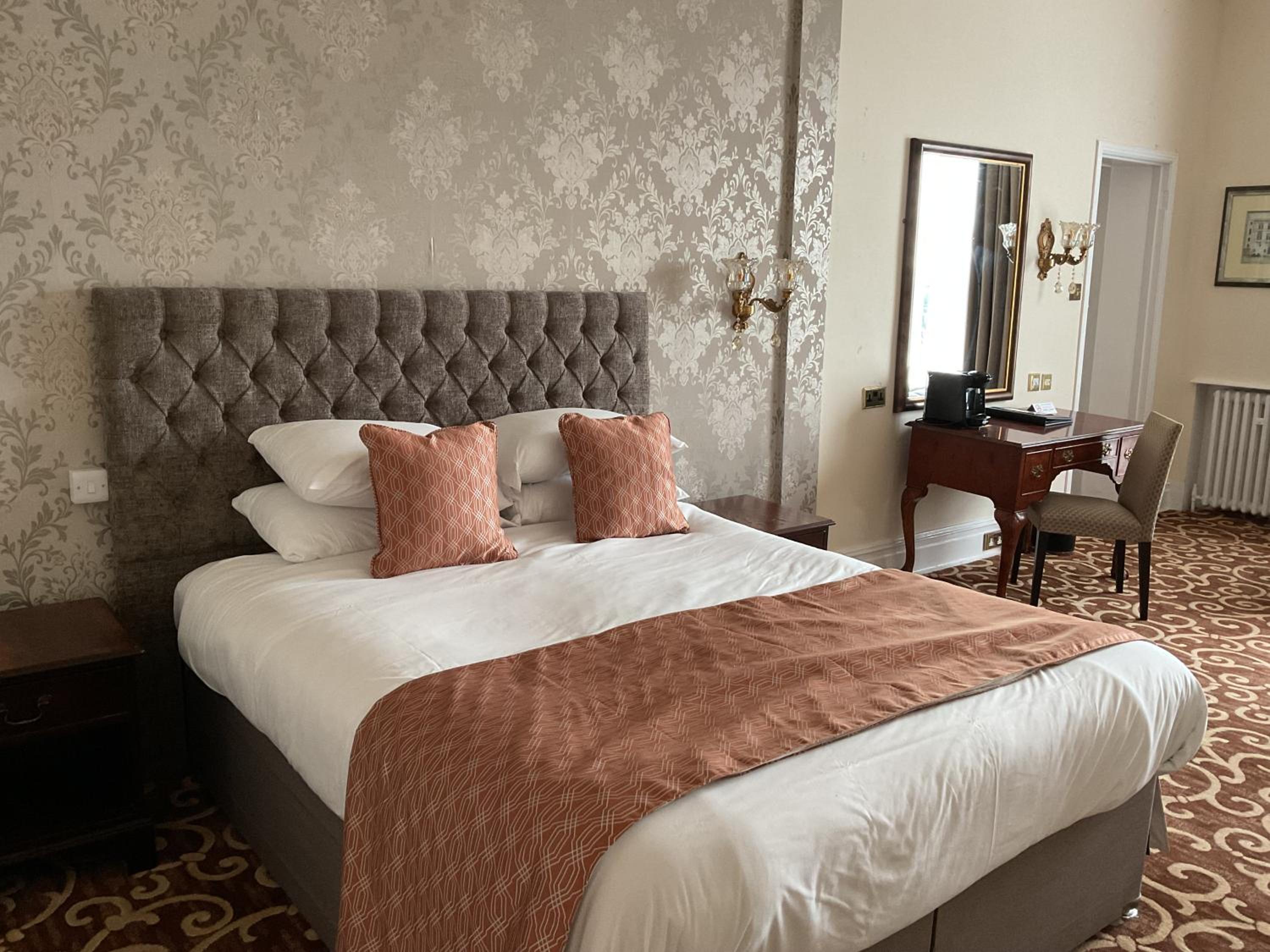 One-Bedroom Suite - Photo 2