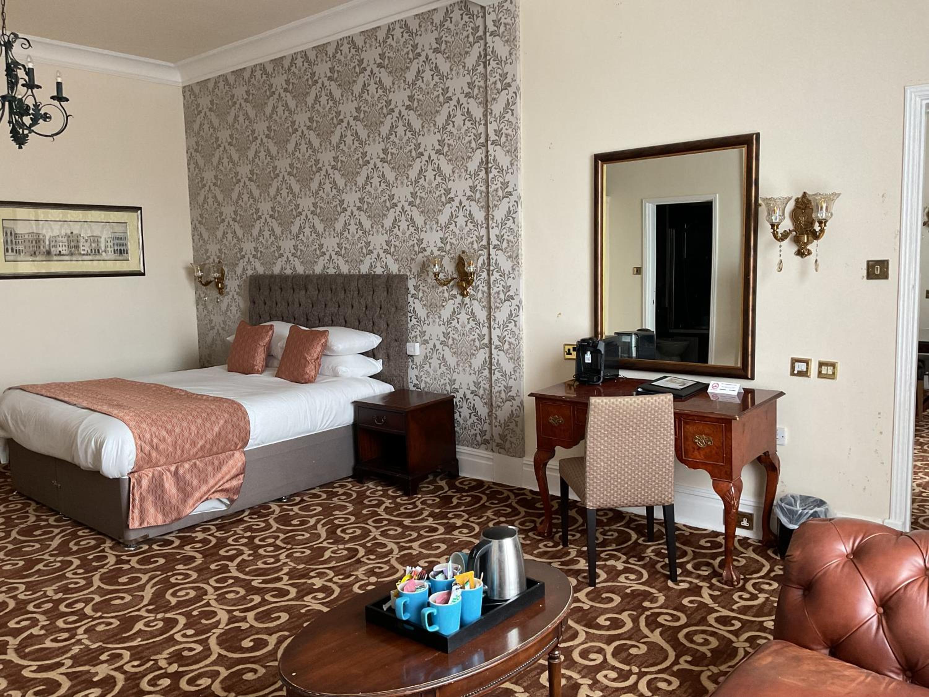 One-Bedroom Suite - Photo 3