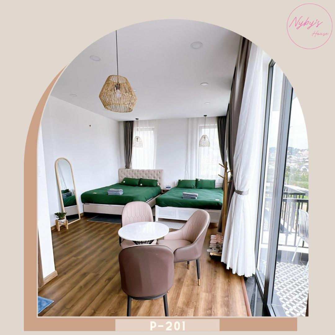 Family Room With Balcony photo 1