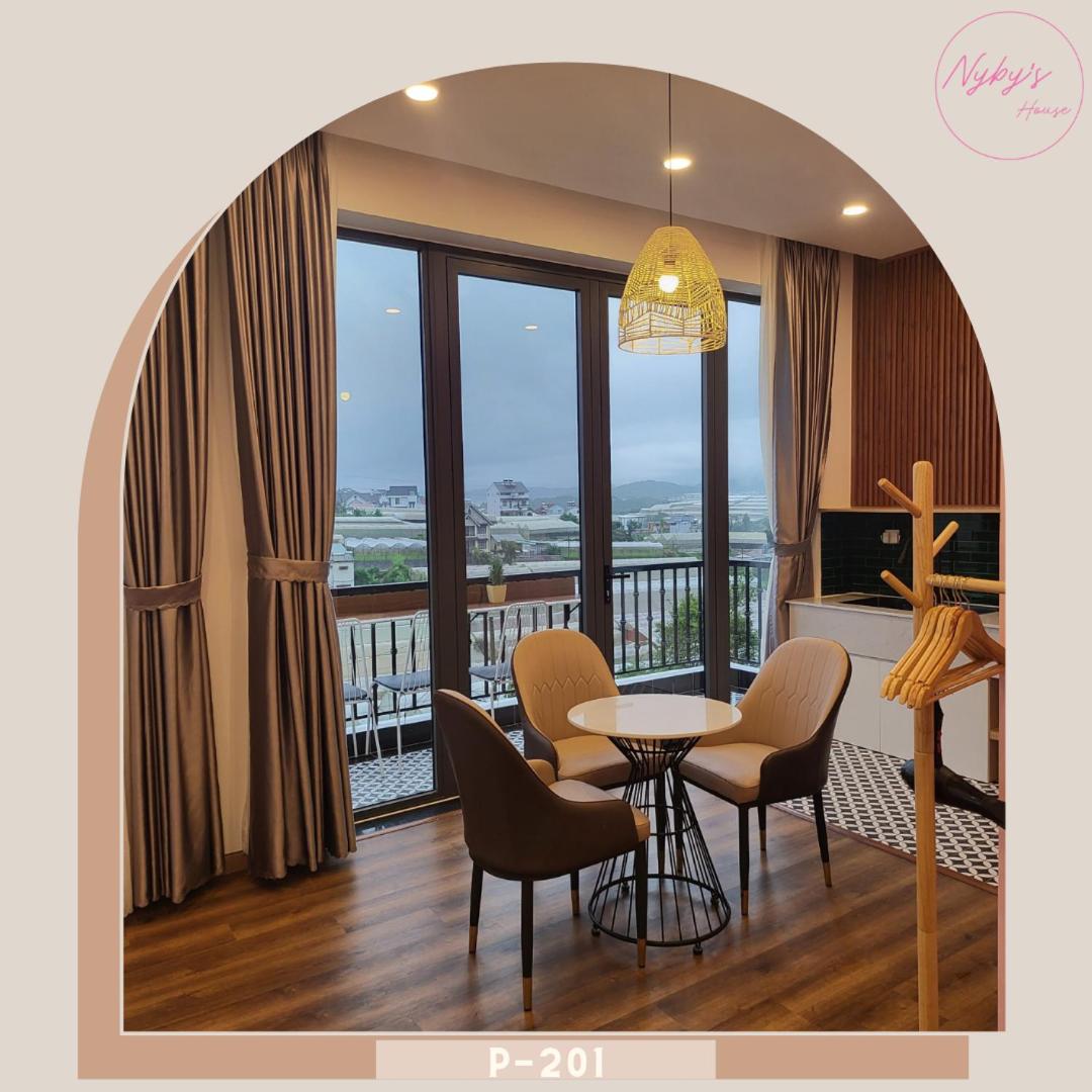 Family Room With Balcony photo 3