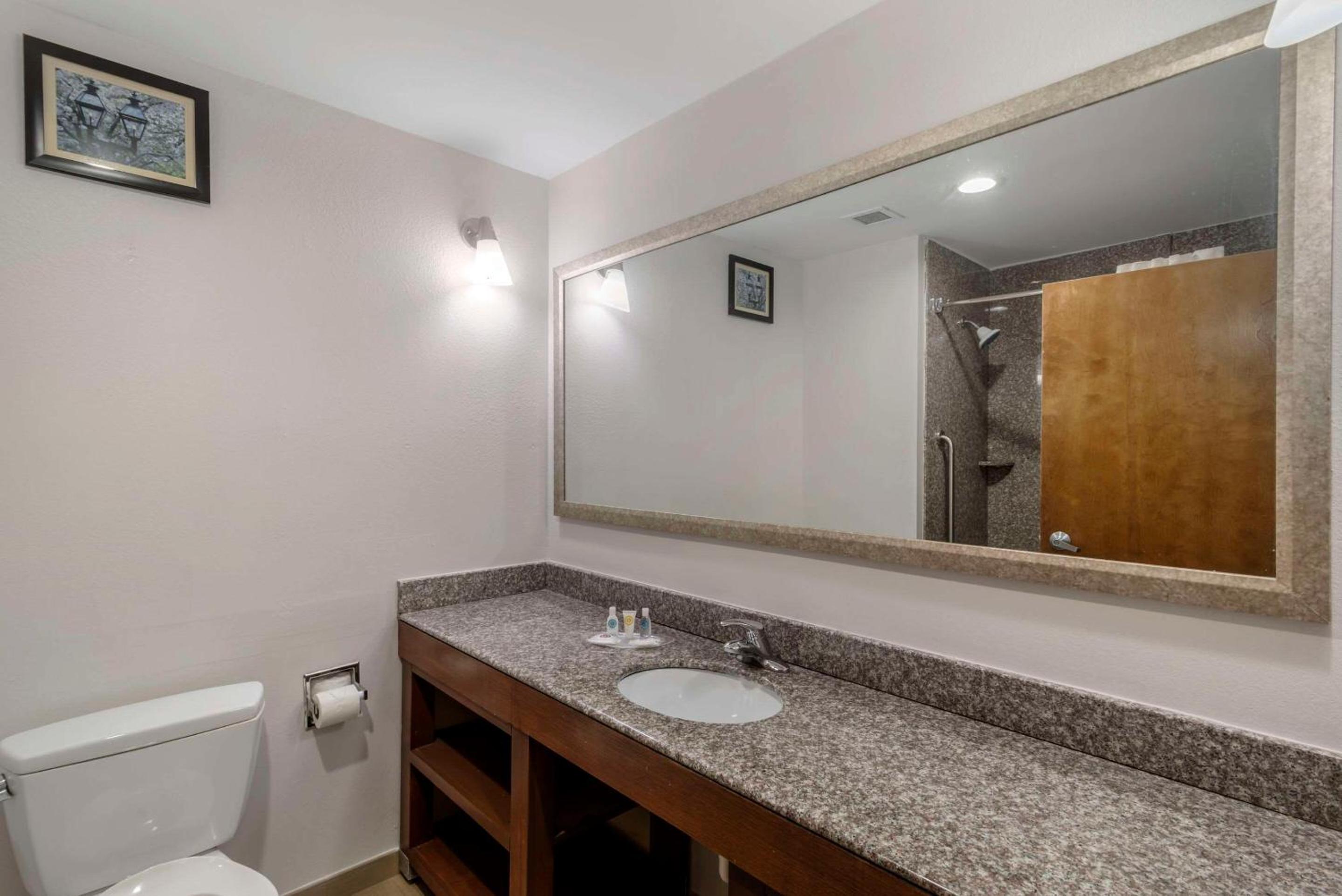 Executive Queen Suite - Non-Smoking - Photo 17