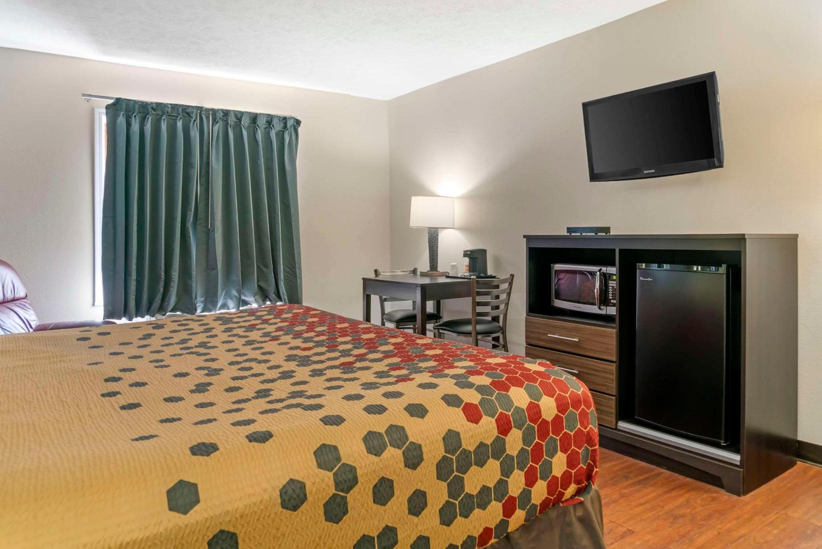 King Room - Non-Smoking - Photo 3