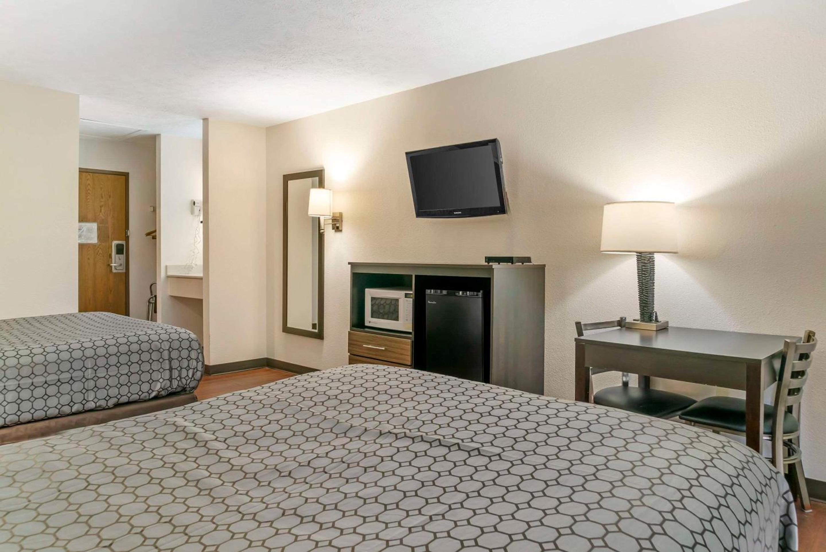 Double Room with Two Double Beds - Non-Smoking - Photo 3
