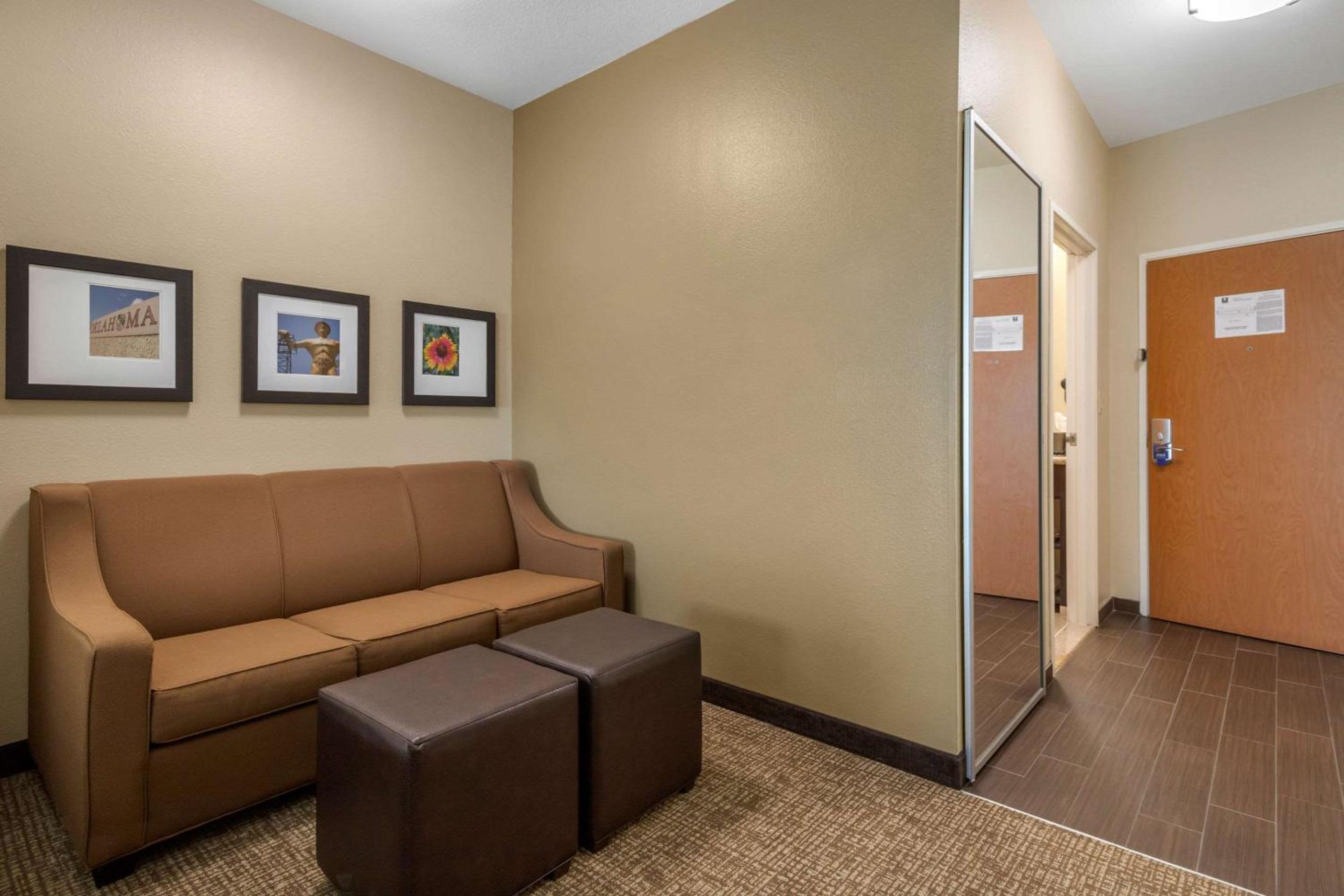 Queen Suite - Non-Smoking - Photo 4