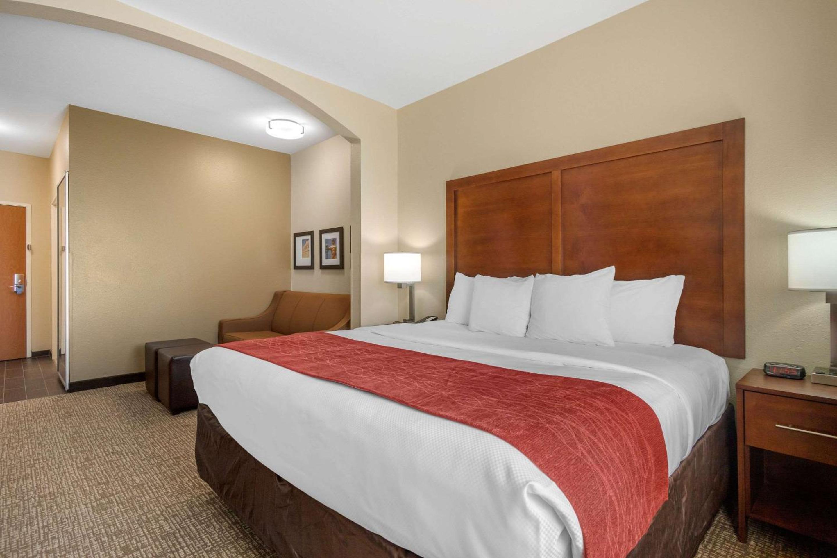 King Suite - Non-Smoking - Photo 1
