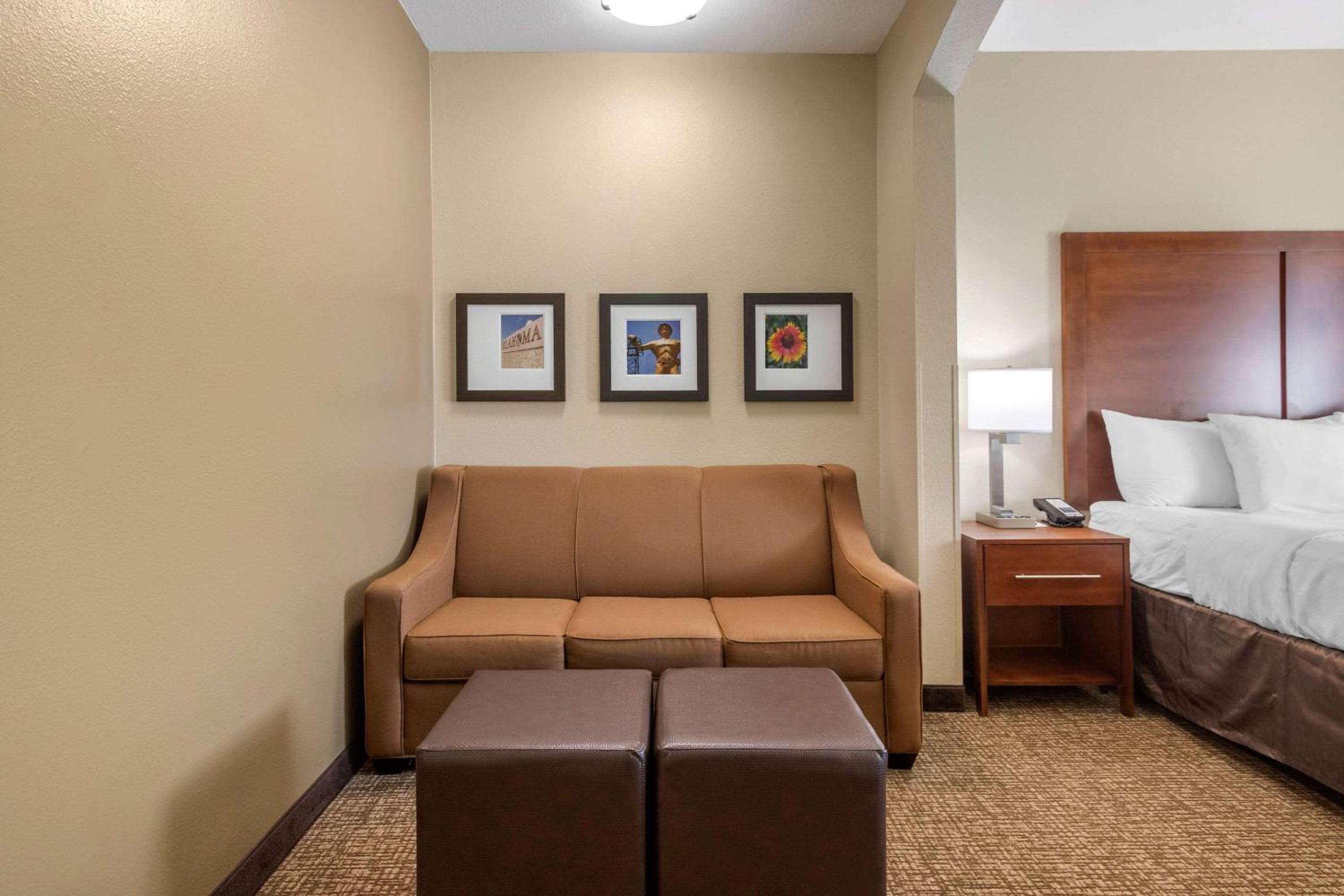 King Suite - Non-Smoking - Photo 4