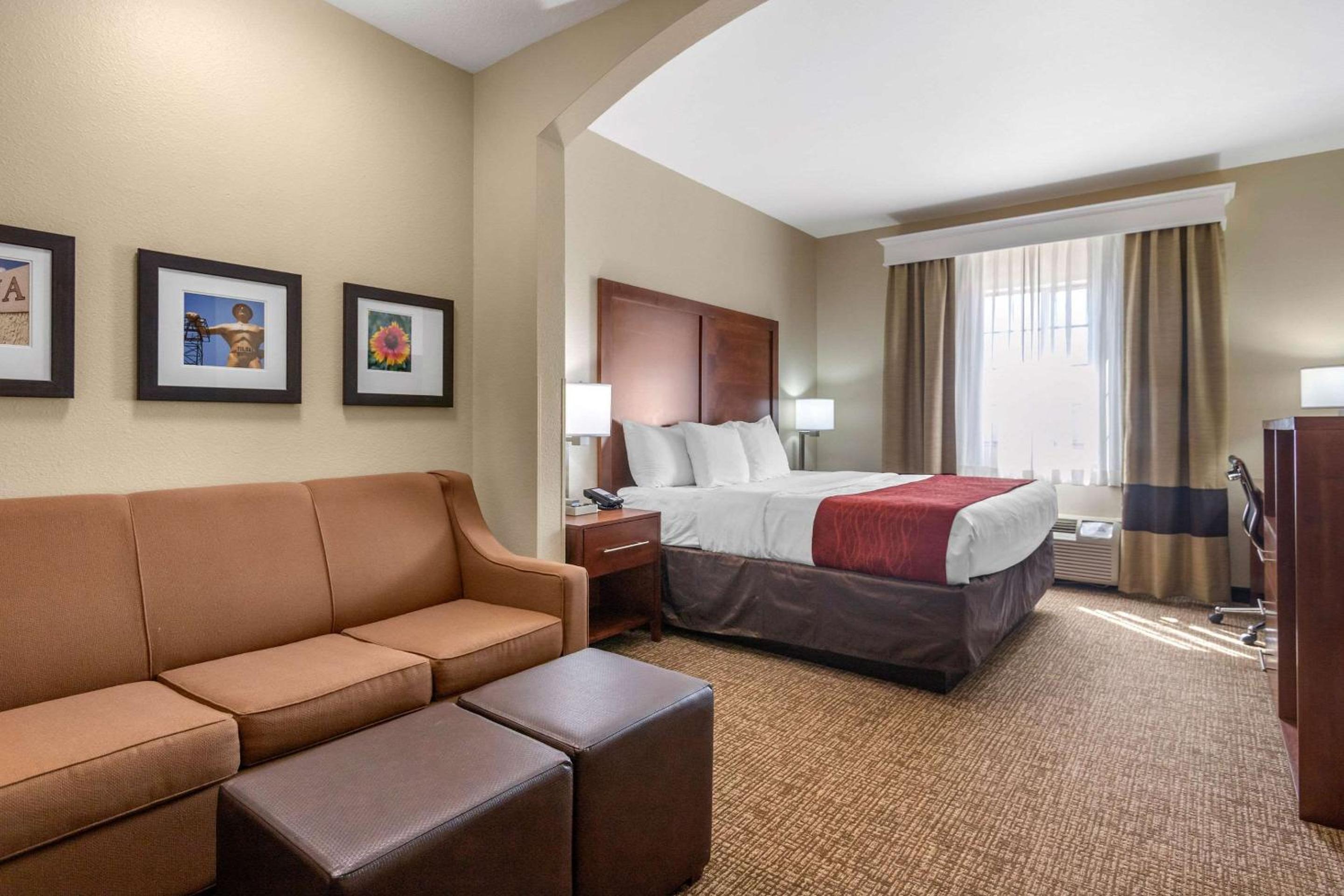 King Suite - Non-Smoking - Photo 3