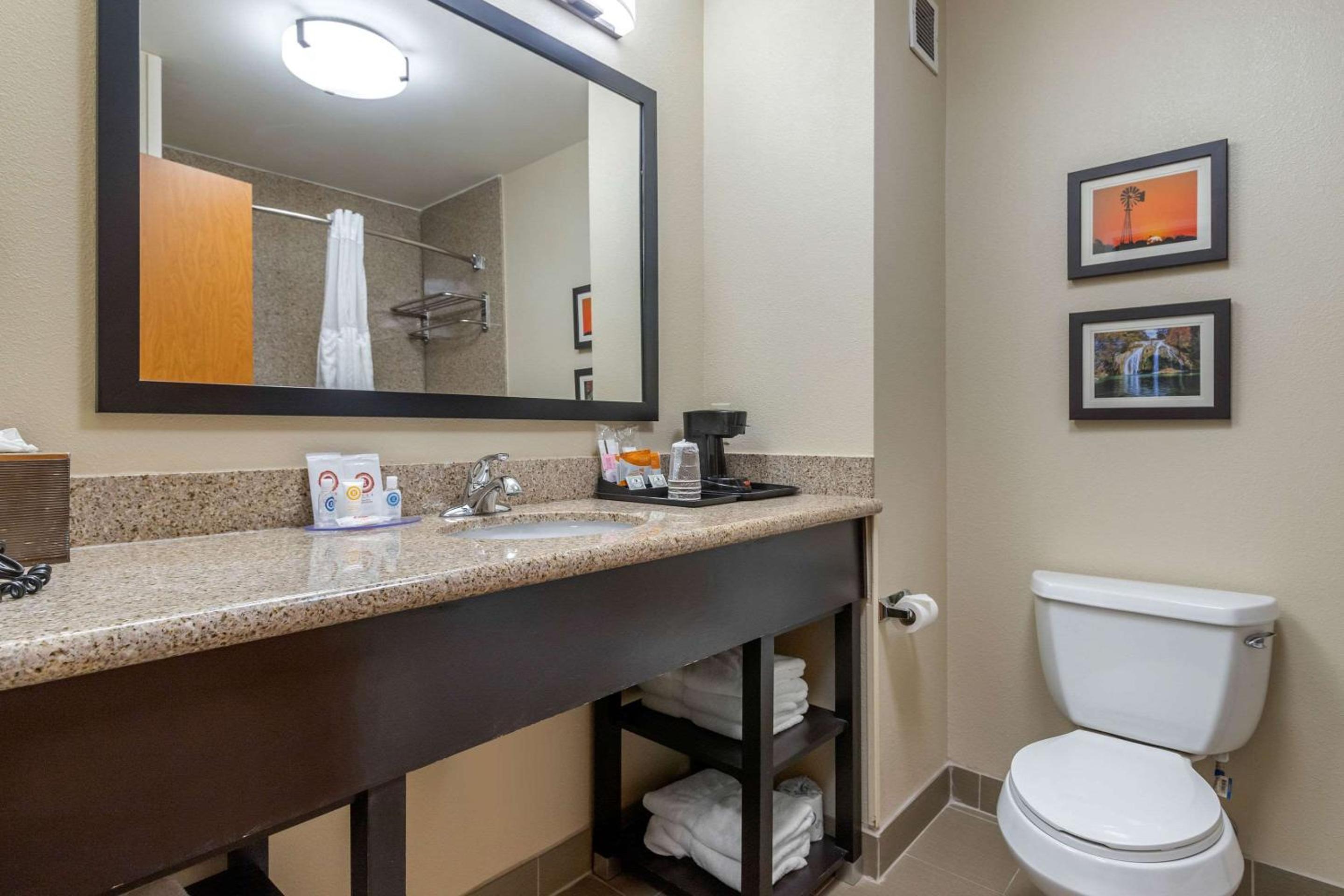 King Suite - Non-Smoking - Photo 2