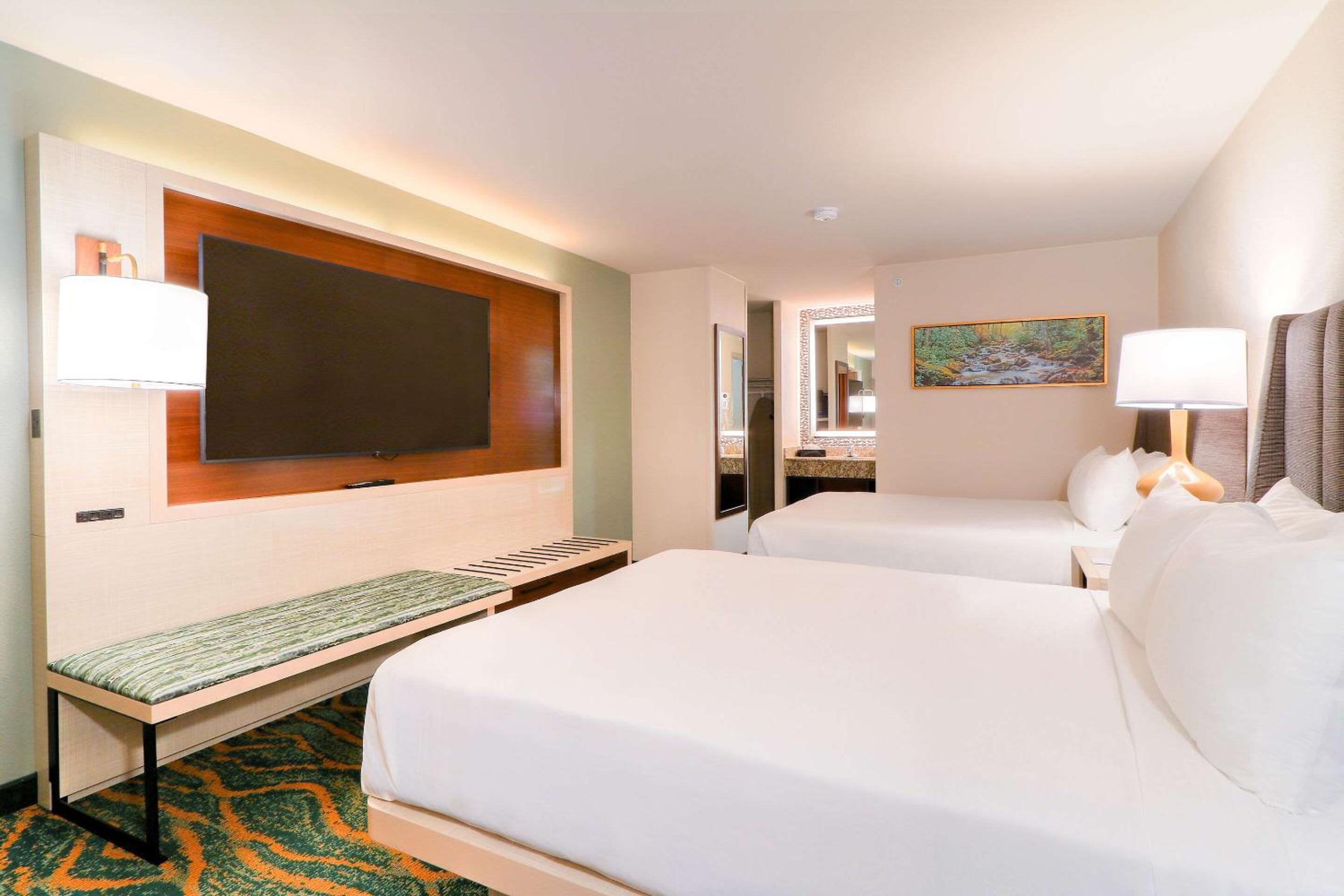 Queen Room with Two Queen Beds - Non-Smoking - Photo 4