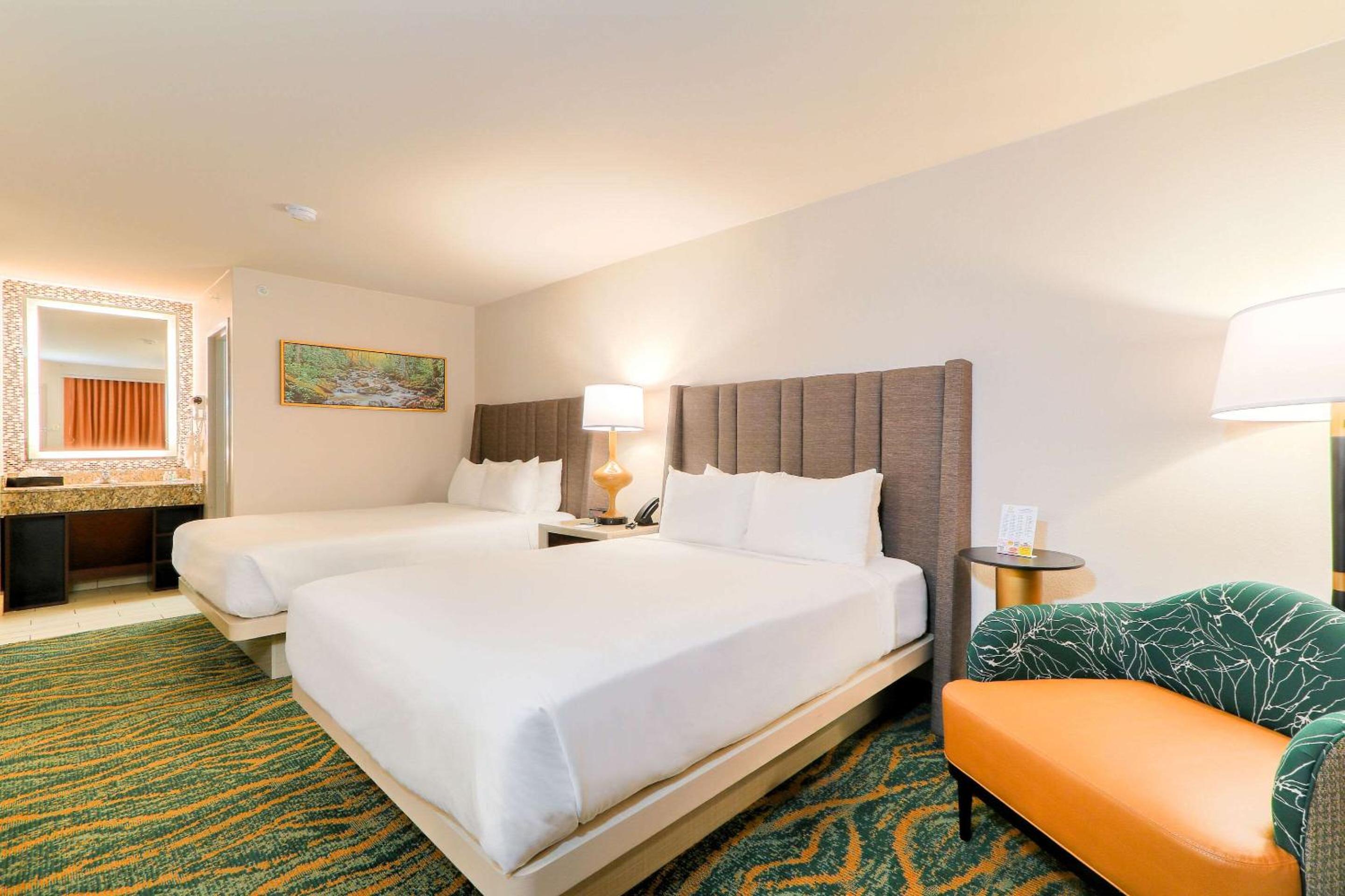 Queen Room with Two Queen Beds - Non-Smoking - Photo 1