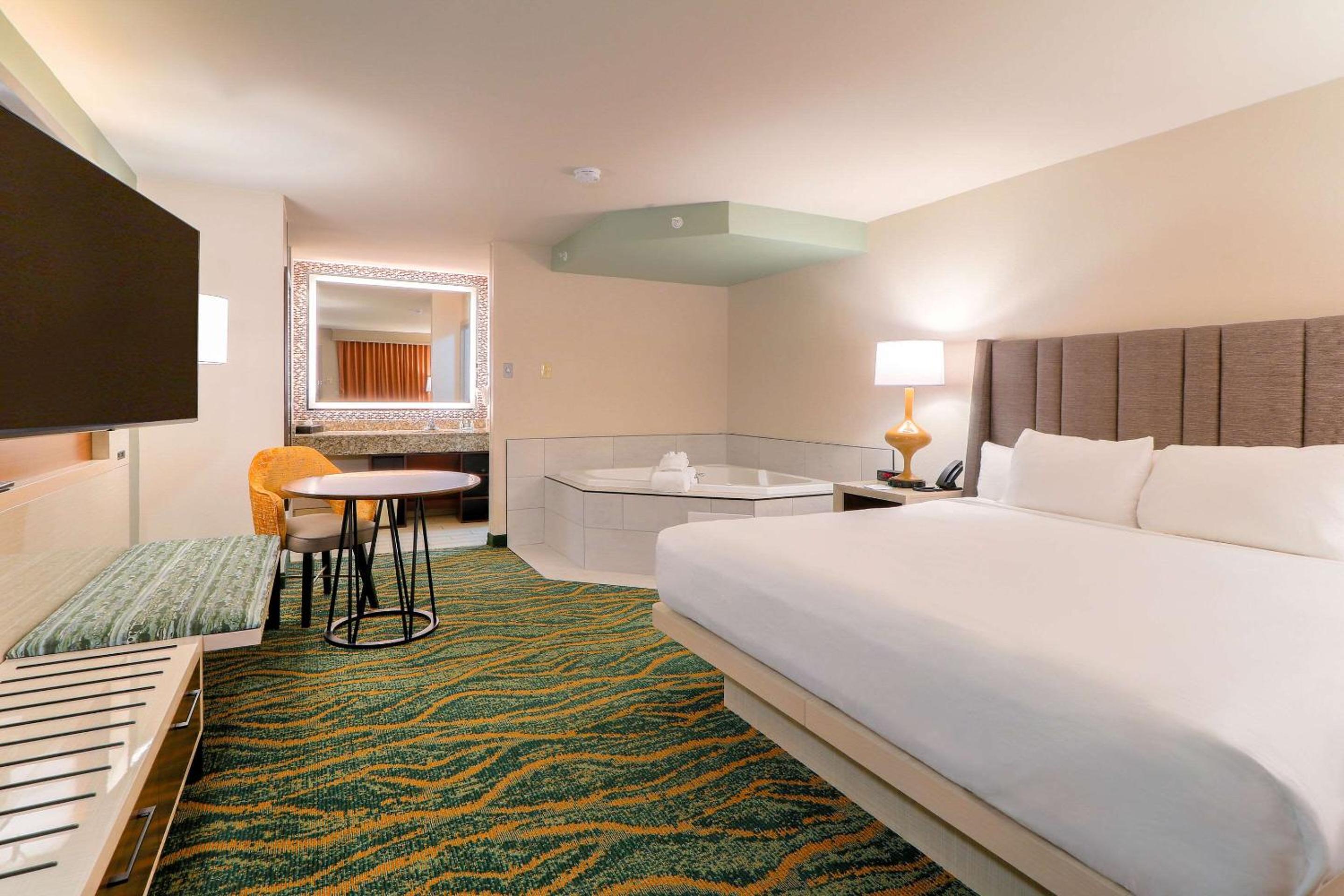 King Suite with Whirlpool - Non-Smoking - Photo 1