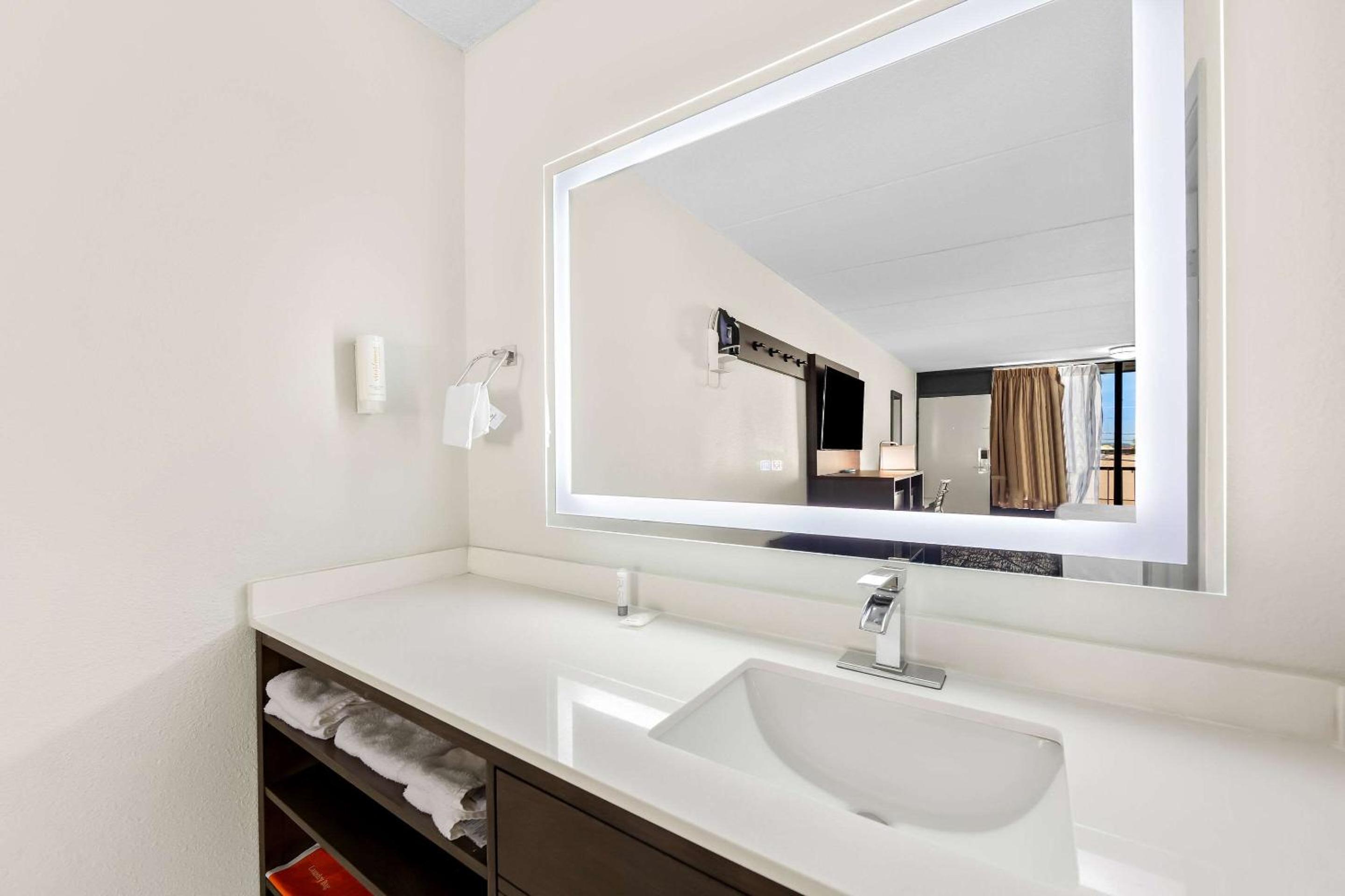 Efficiency King Suite - Non Smoking - Photo 1