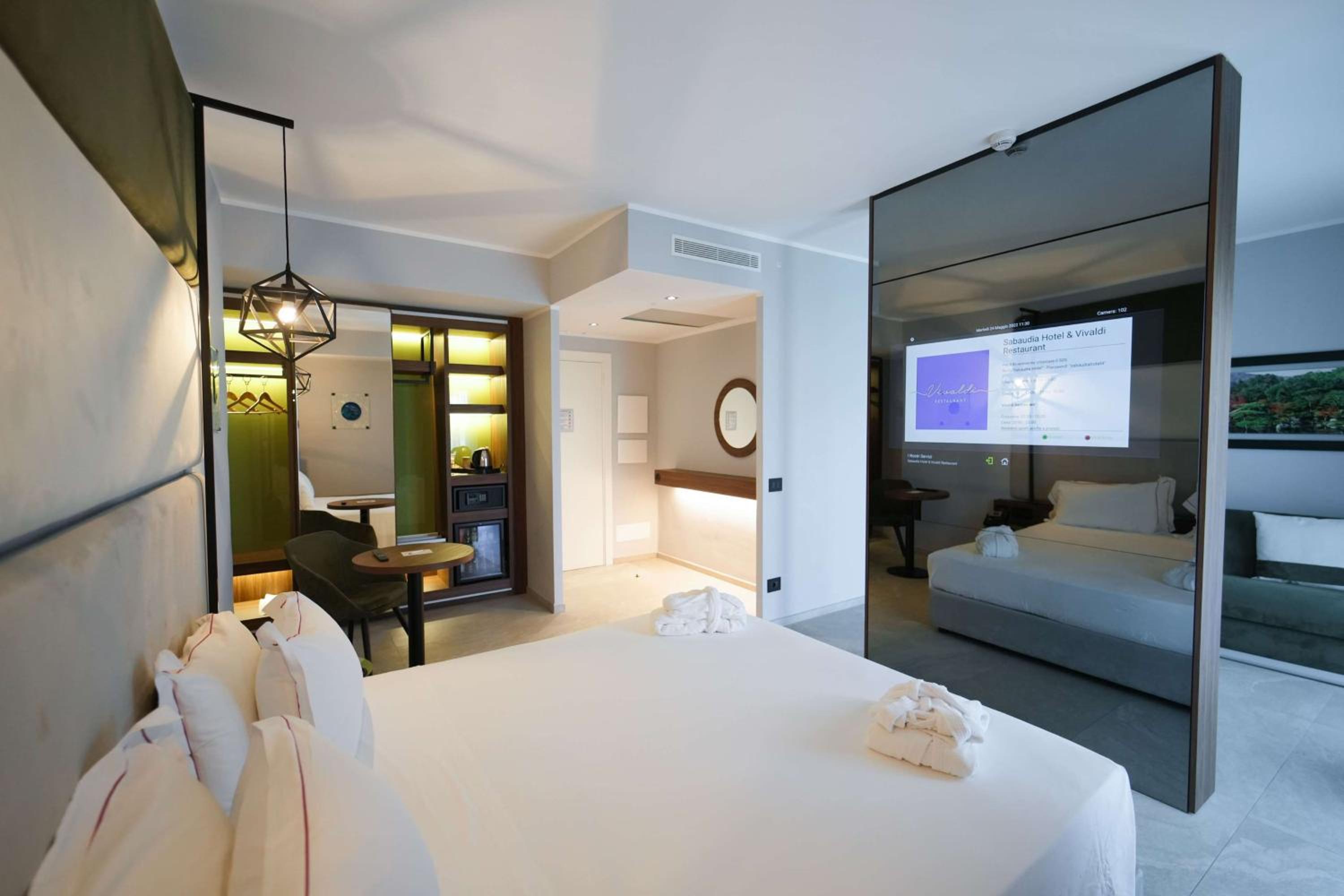 Junior Queen Suite with Sofa Bed and Private Garden - Non-Smoking - Photo 6