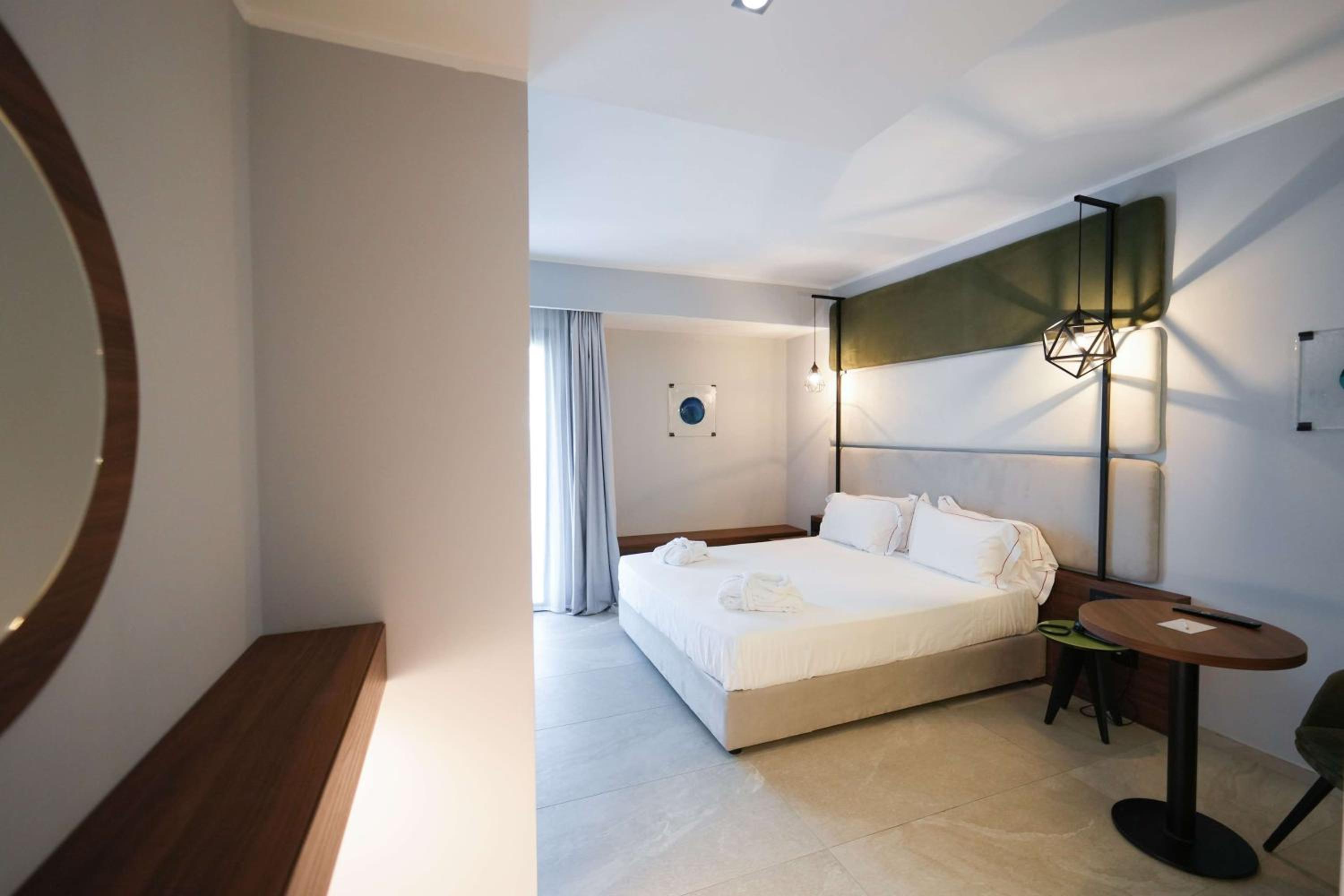 Junior Queen Suite with Sofa Bed and Private Garden - Non-Smoking - Photo 7