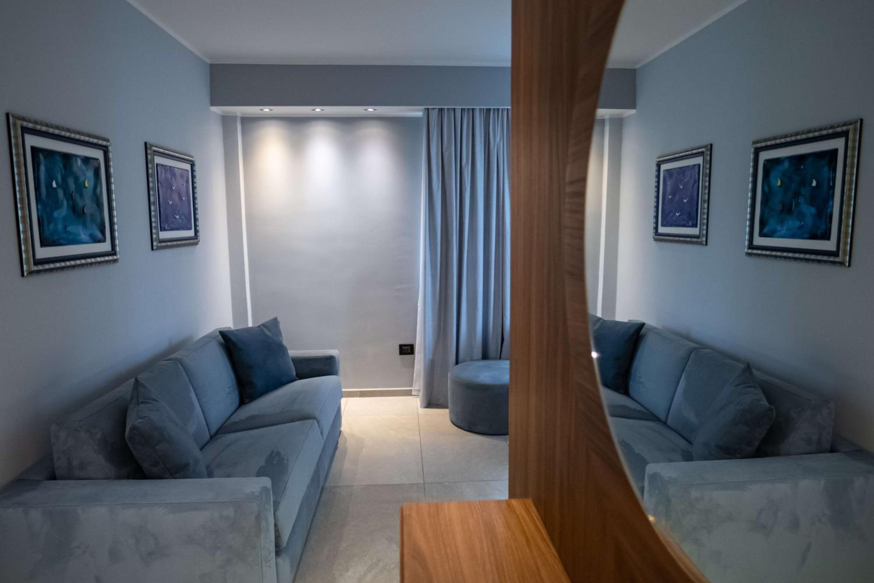 Queen Suite with Sofa Bed and Private Garden - Non-Smoking - Photo 1