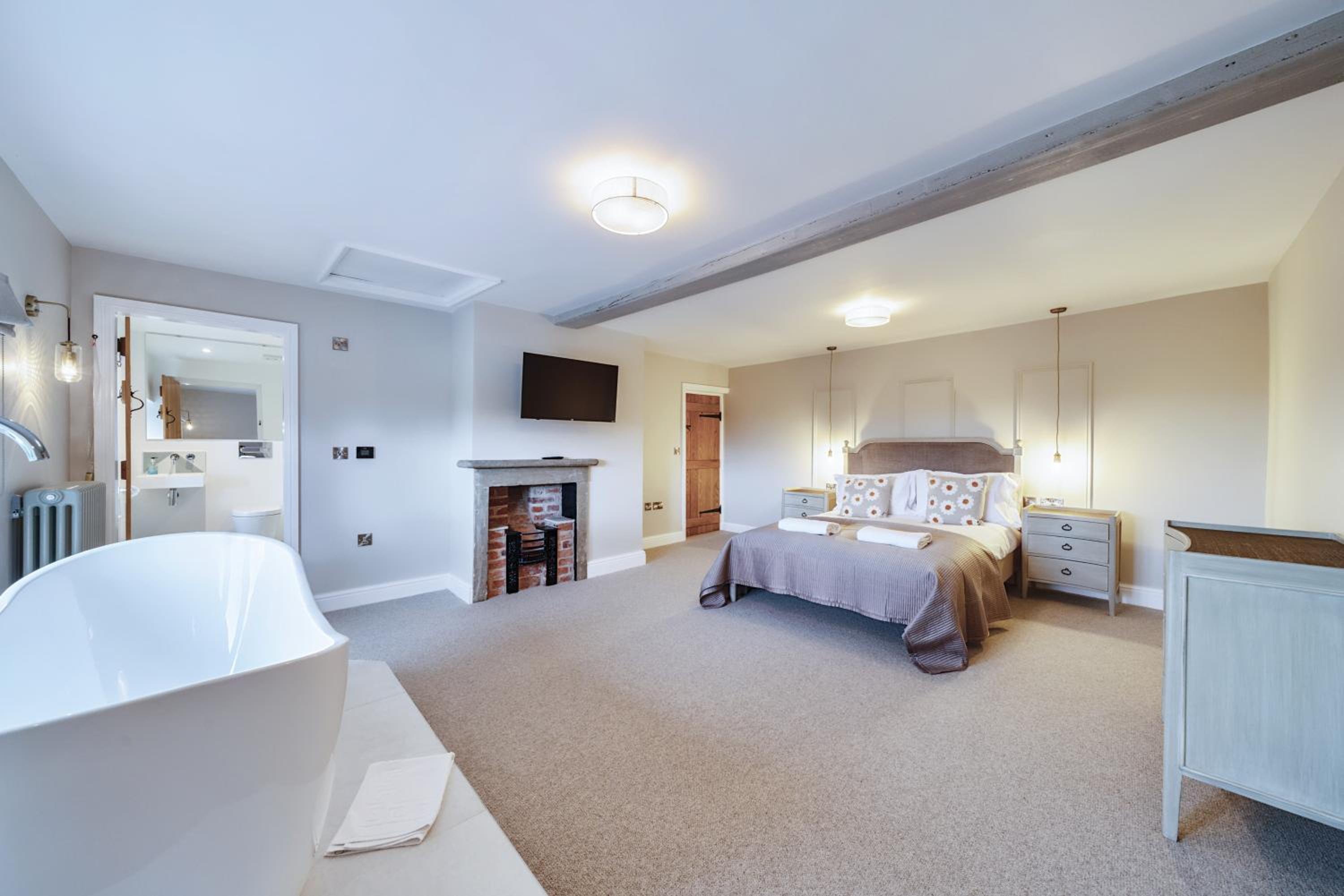 Five-Bedroom House photo 2