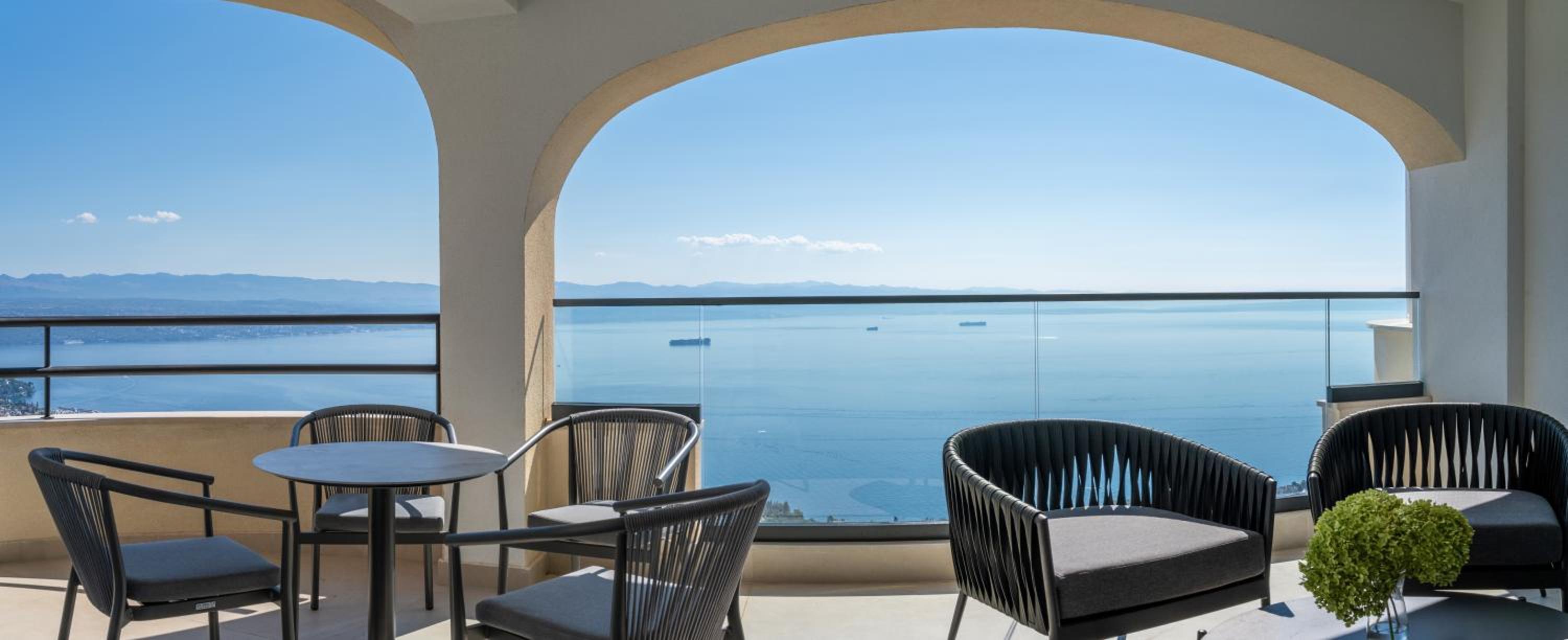 Two-Bedroom Apartment with Balcony and Sea View photo 2