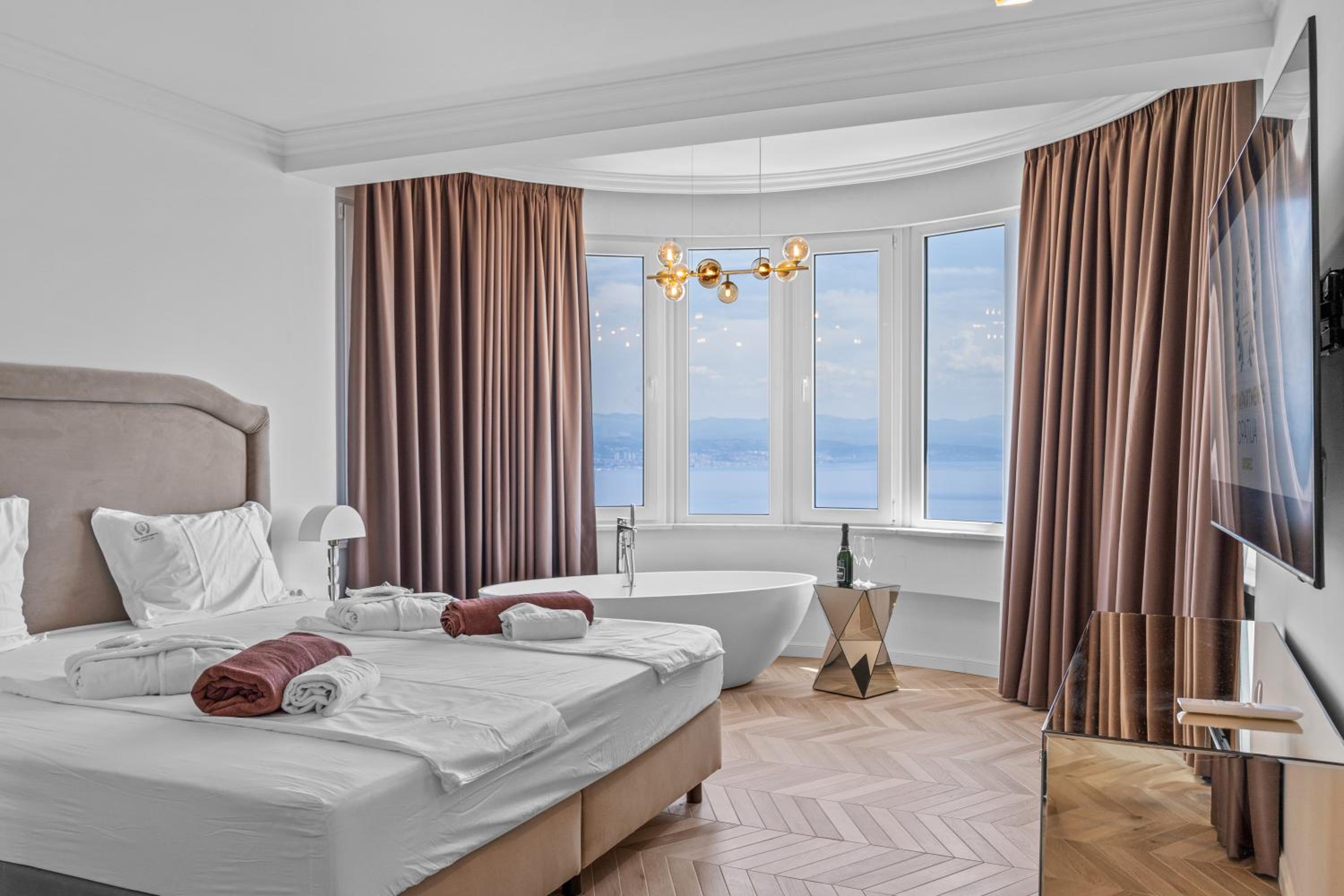 Deluxe One-Bedroom Apartment with Ocean View photo 1