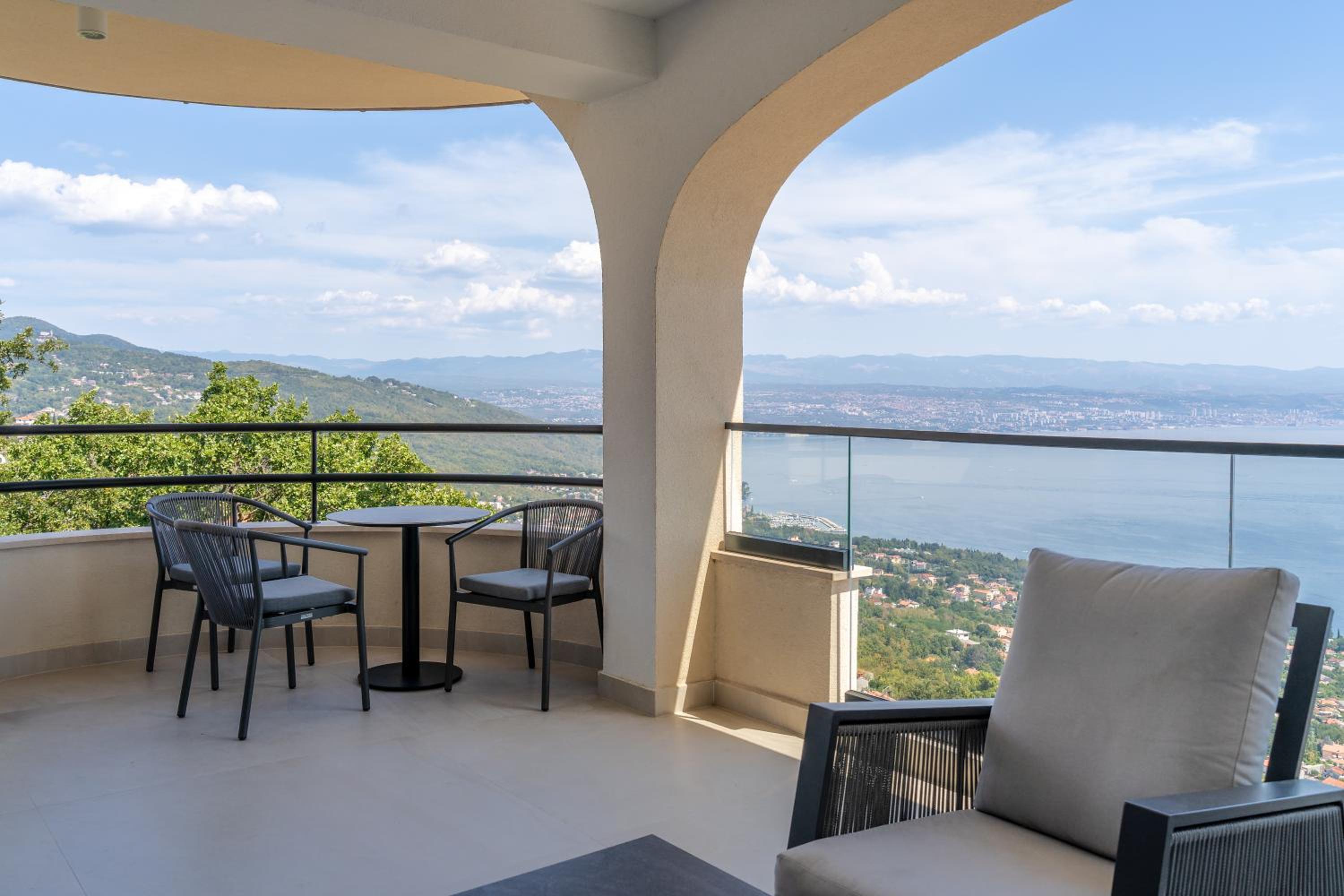Two-Bedroom Deluxe Apartment with Ocean View photo 3