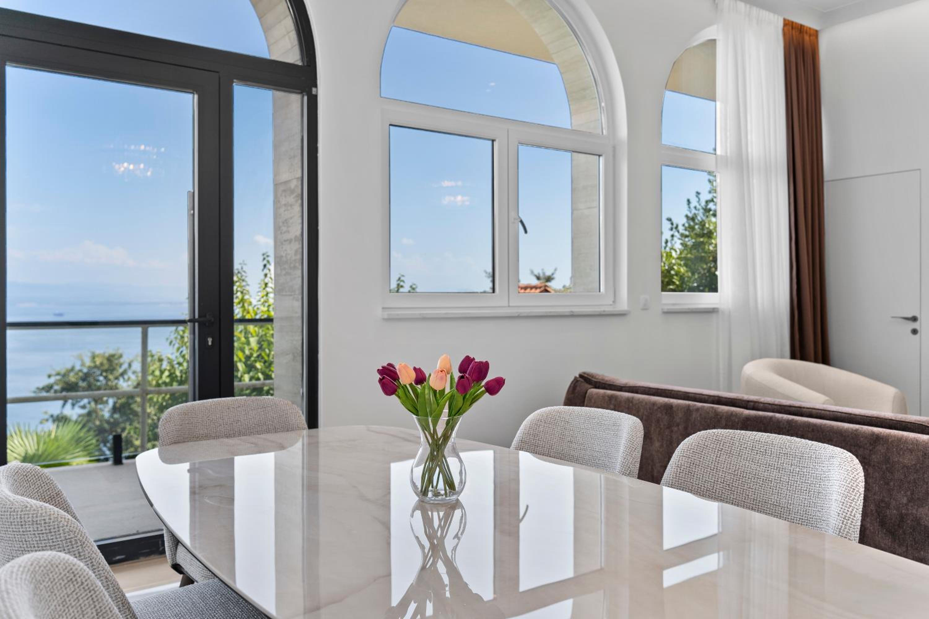 One-Bedroom Apartment with Balcony and Sea View photo 2