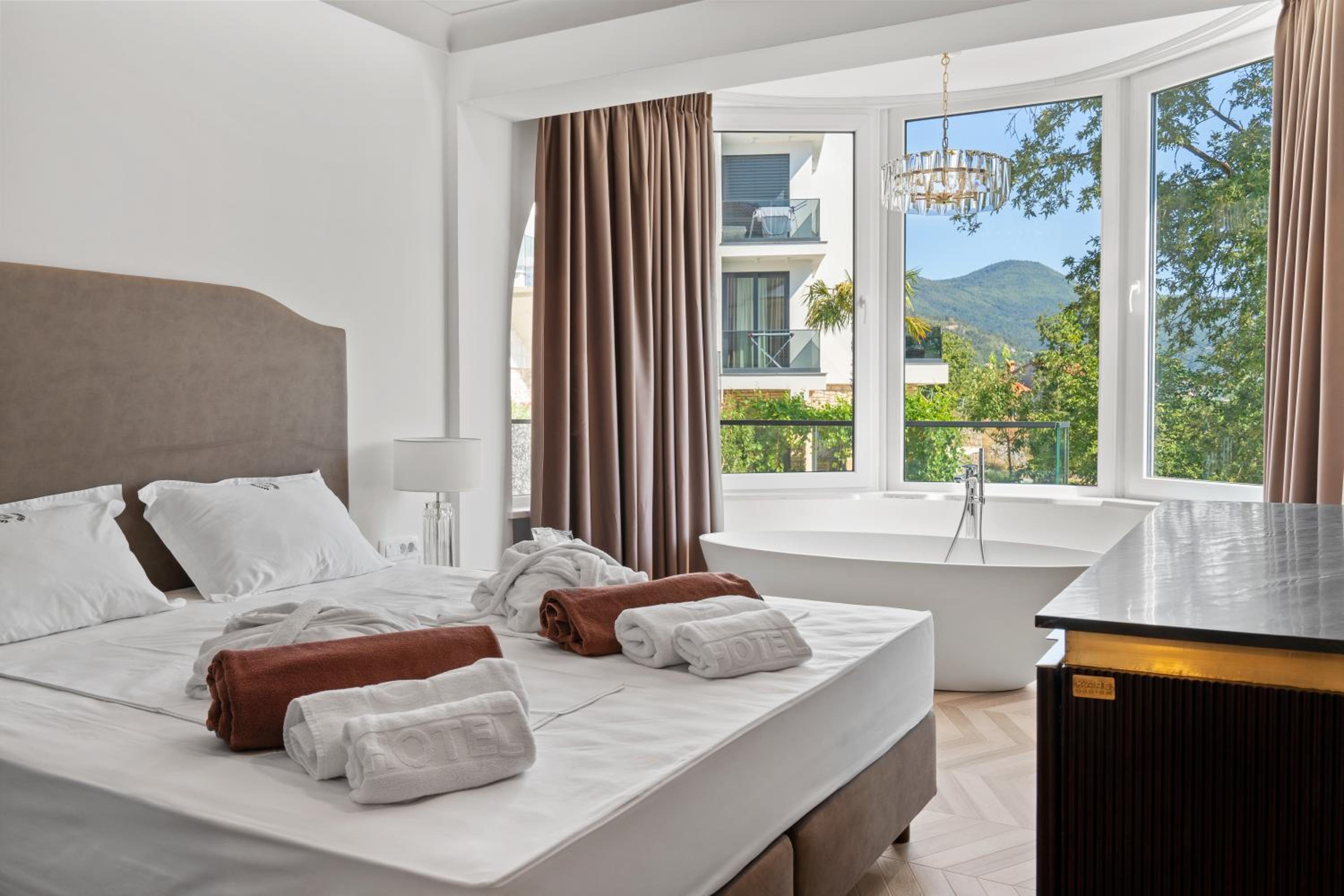 Two-Bedroom Apartment with Balcony and Sea View photo 3