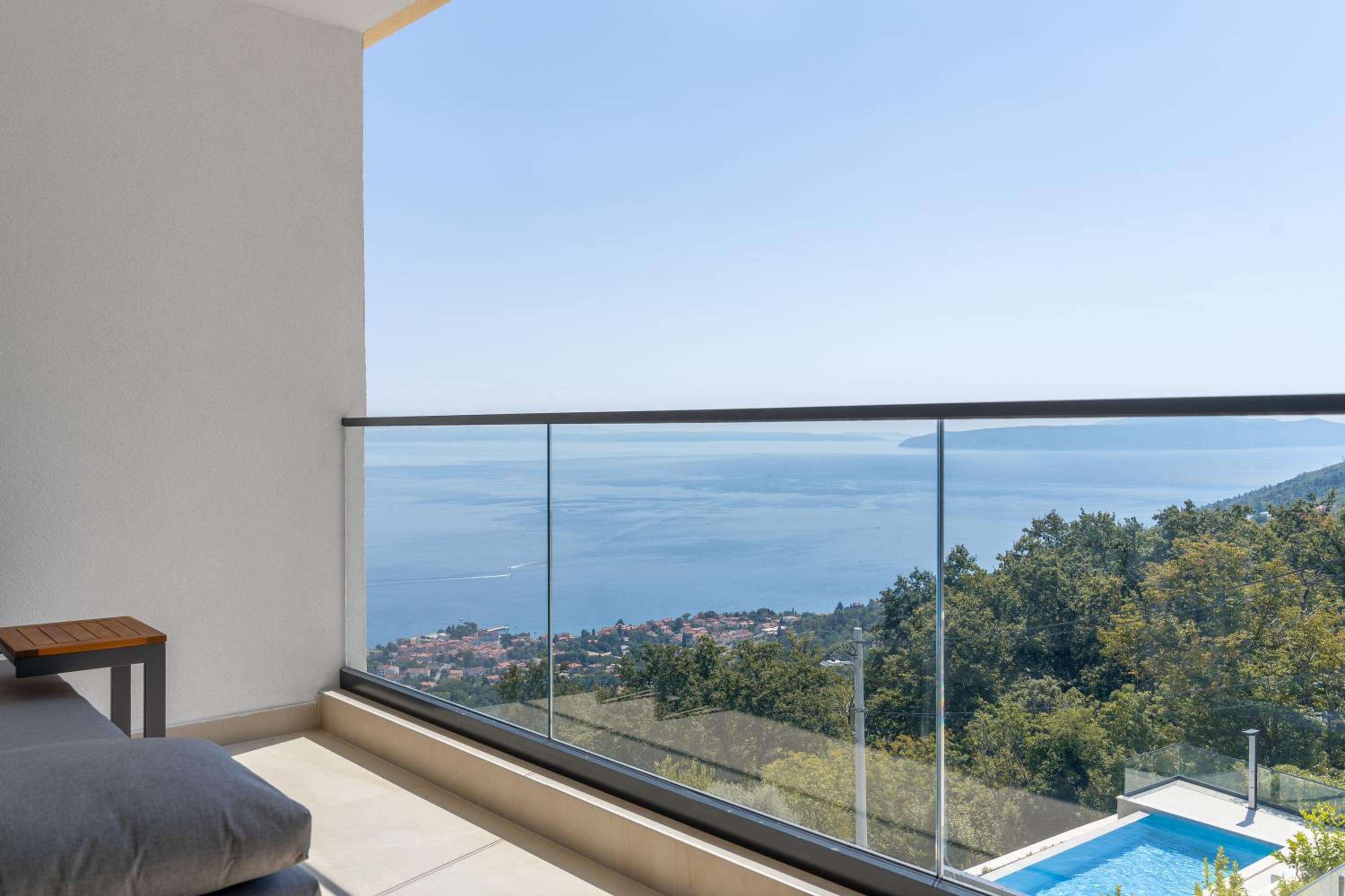 Deluxe One-Bedroom Apartment with Ocean View photo 2