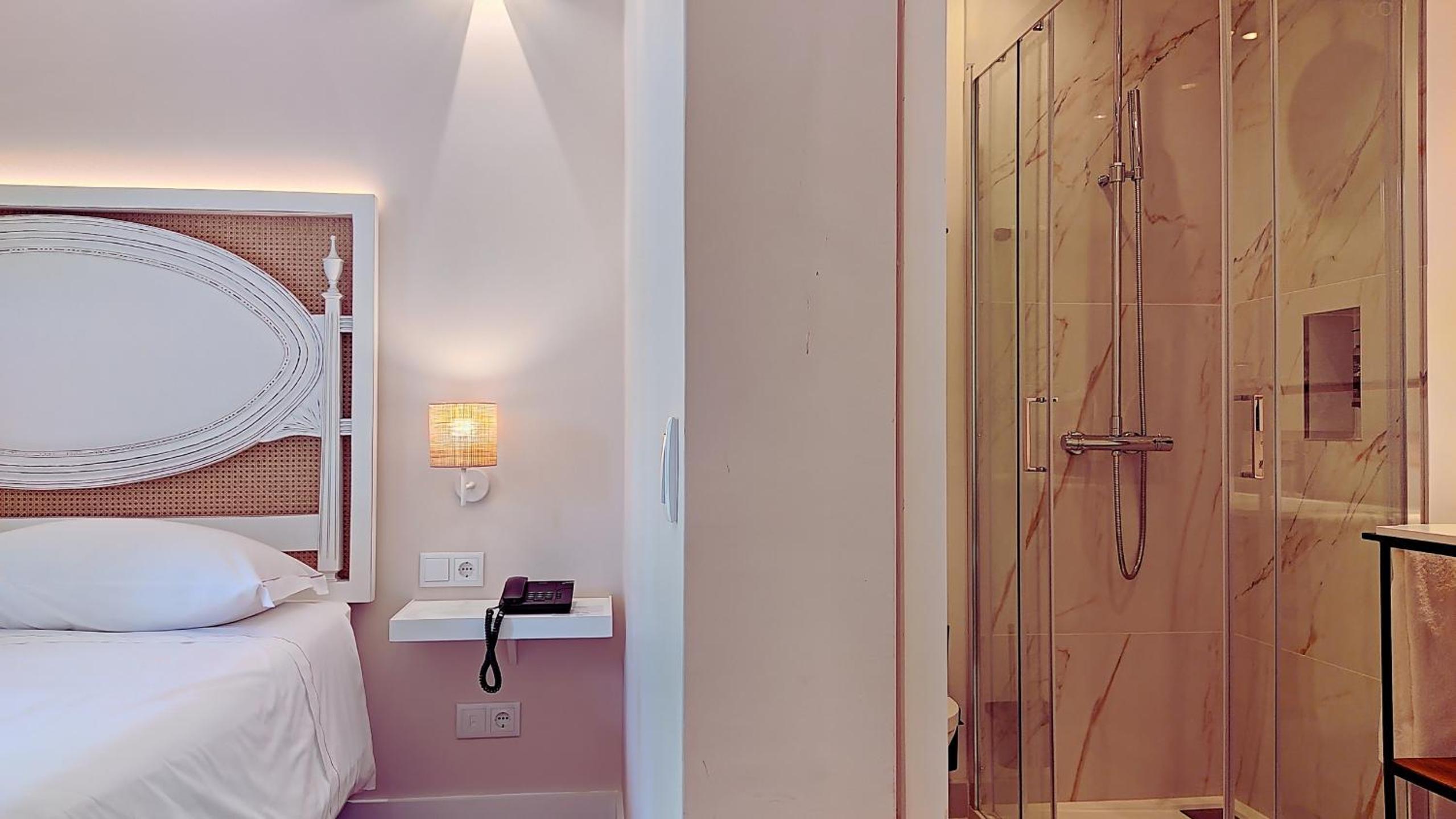 Standard Double Room - Photo 2