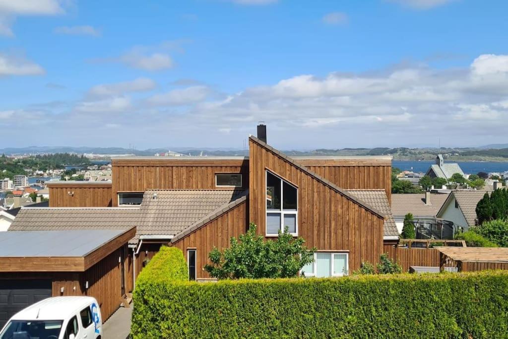 Three-Bedroom House photo 3