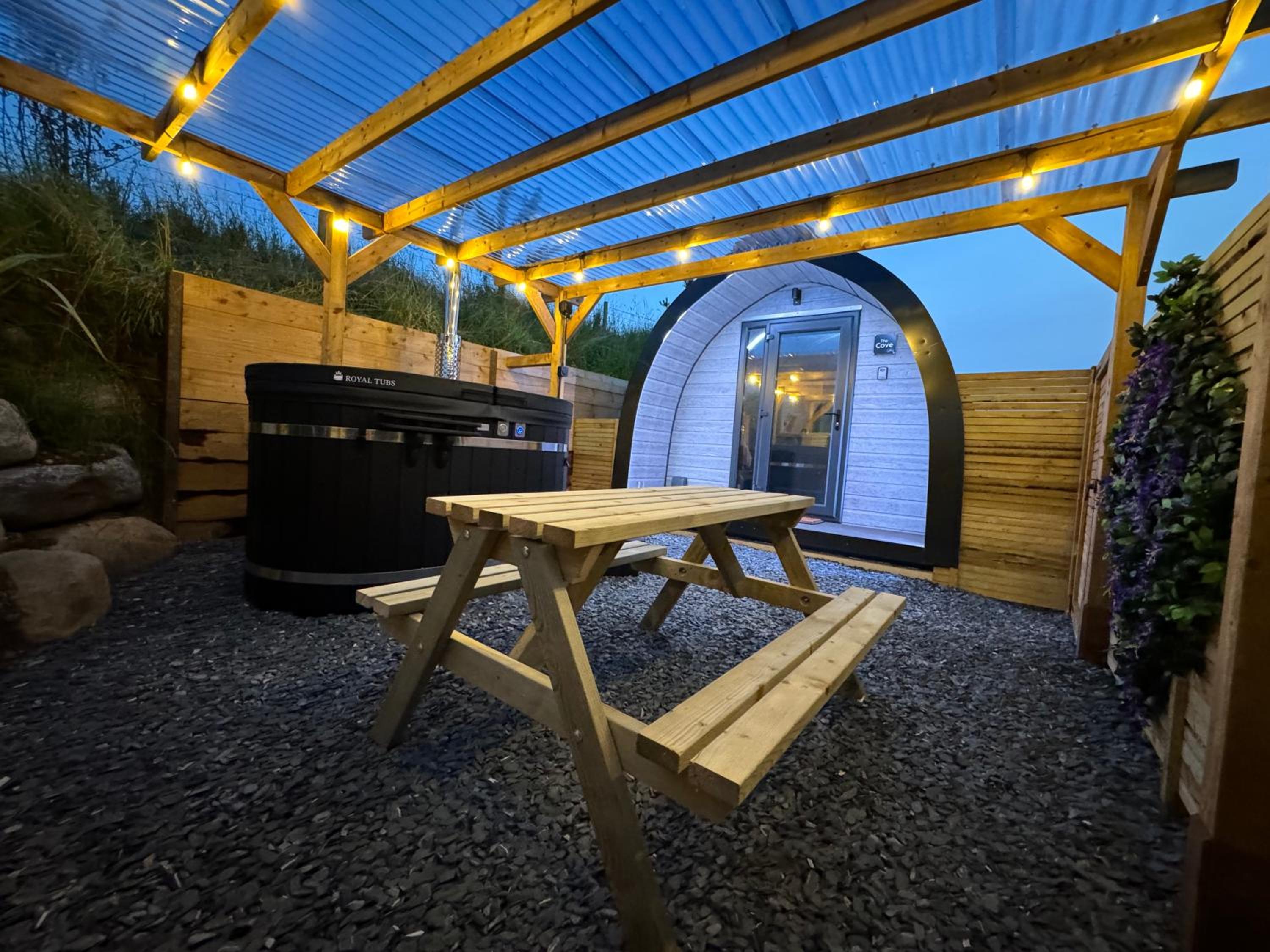 One-Bedroom Apartment with Balcony and Mountain View , photo 6