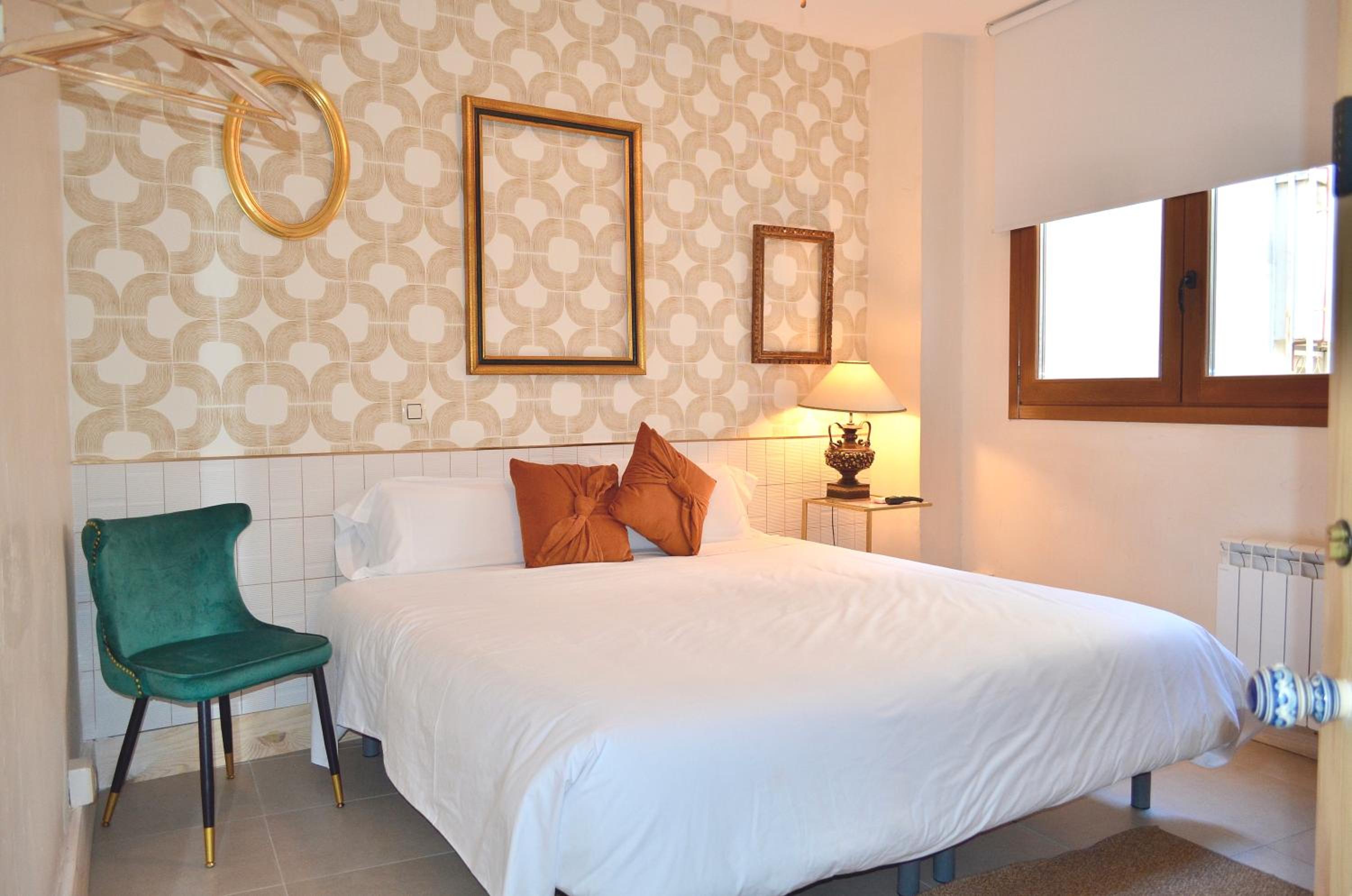 Double or Twin Room with Private Bathroom - Photo 2