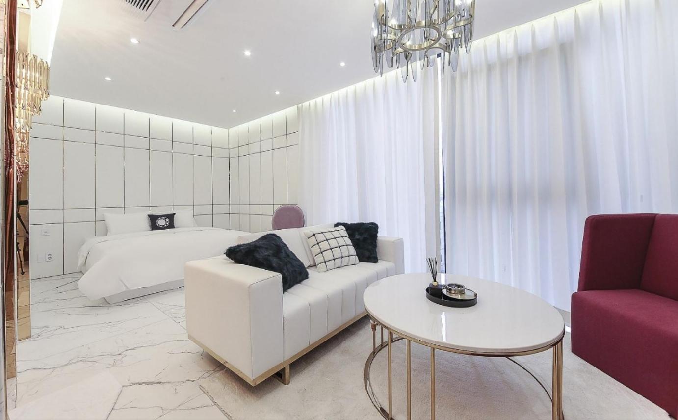 Suite - Photo 1
