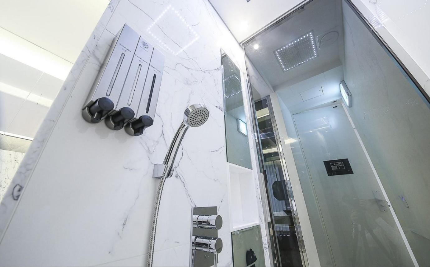 Suite - Photo 11