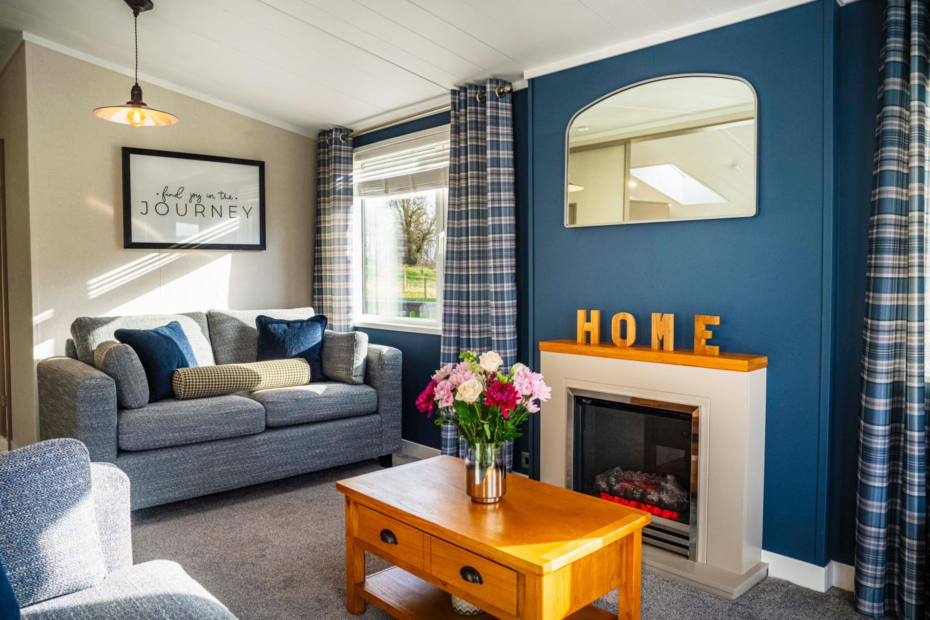 Three Bedroom Deluxe Lodge with Hot Tub photo 1