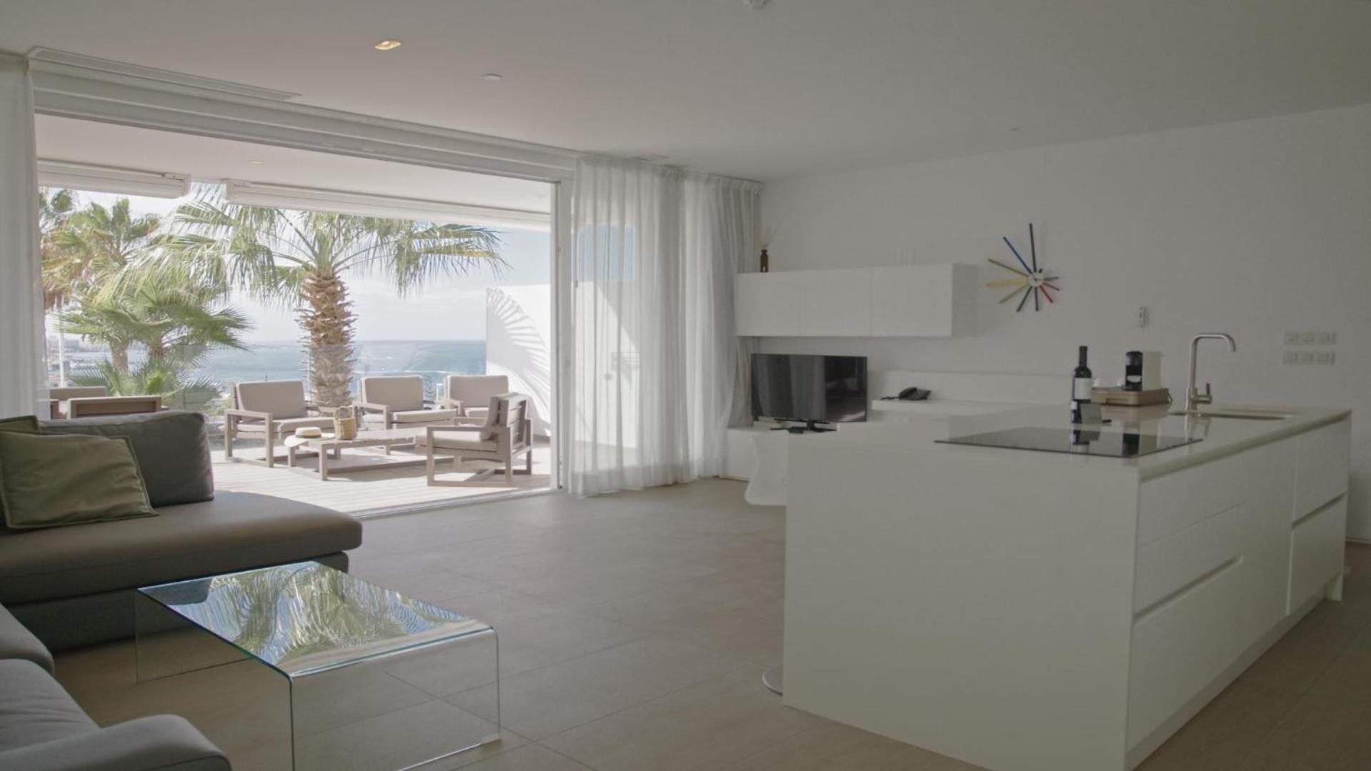 Serenity Lago 2 bedroom Suite with jacuzzi and sea view thumbnail 5