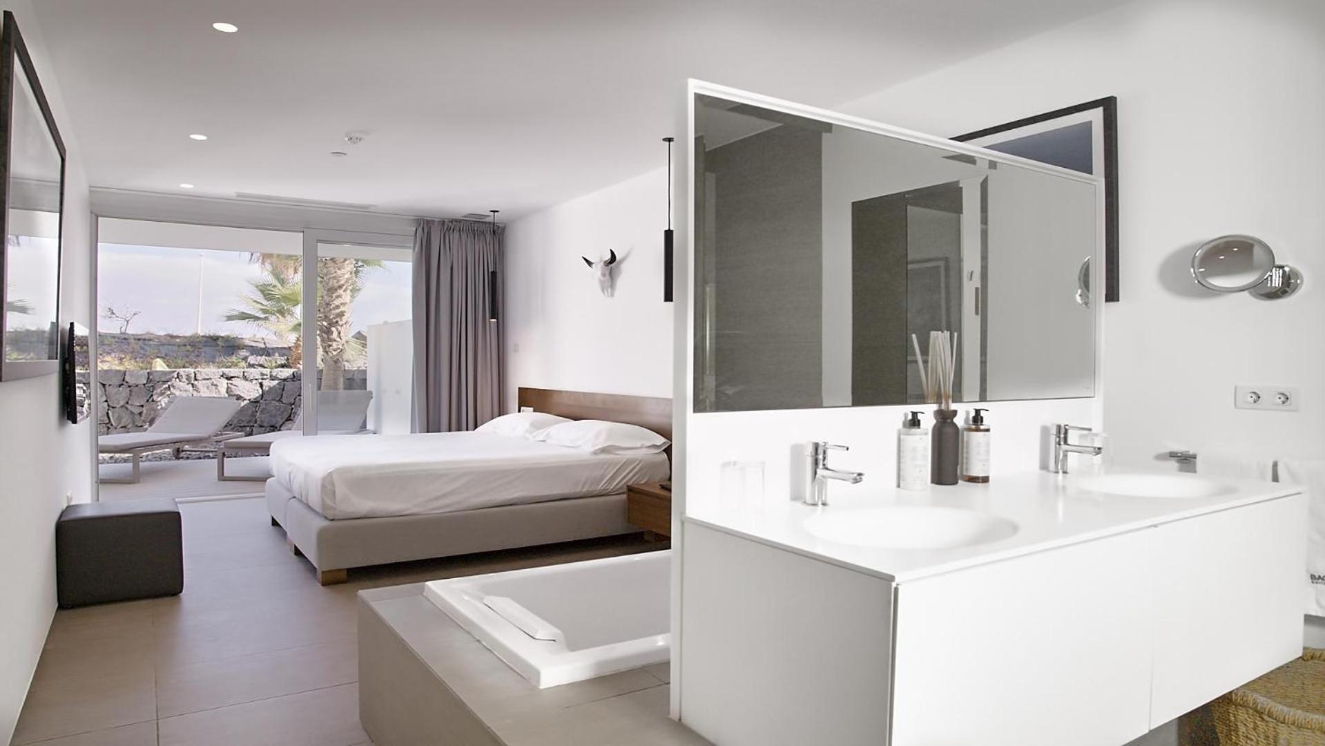 Serenity Lago 2 bedroom Suite with jacuzzi and sea view
