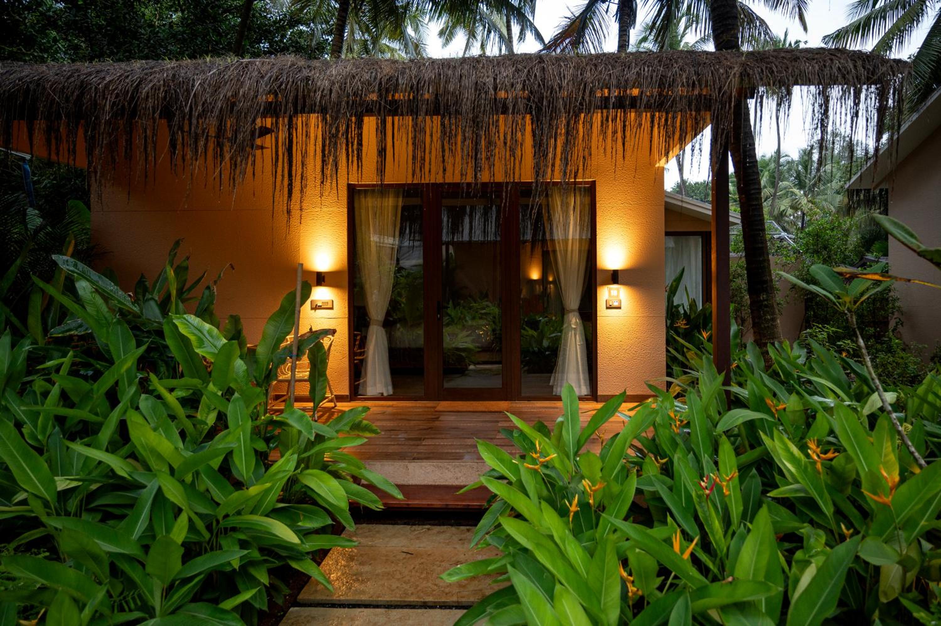 Luxury Beach Cottage with Garden View photo 2