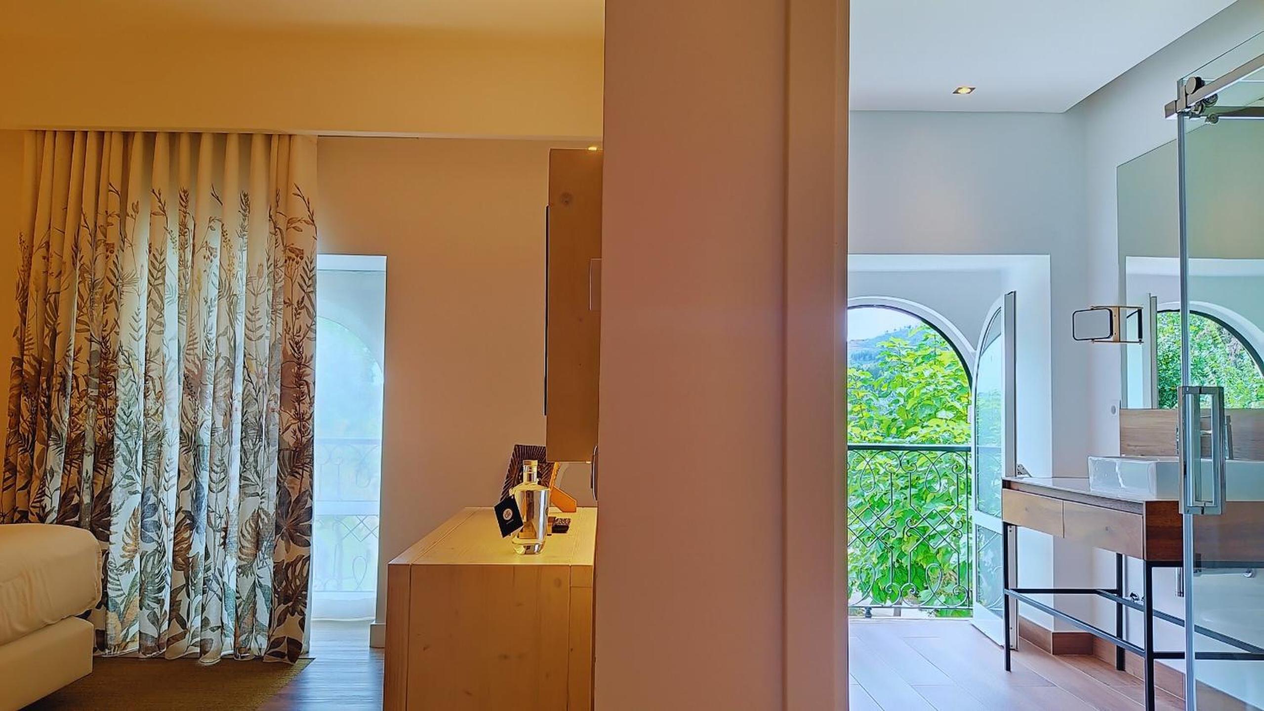 Deluxe Double Room - Photo 8