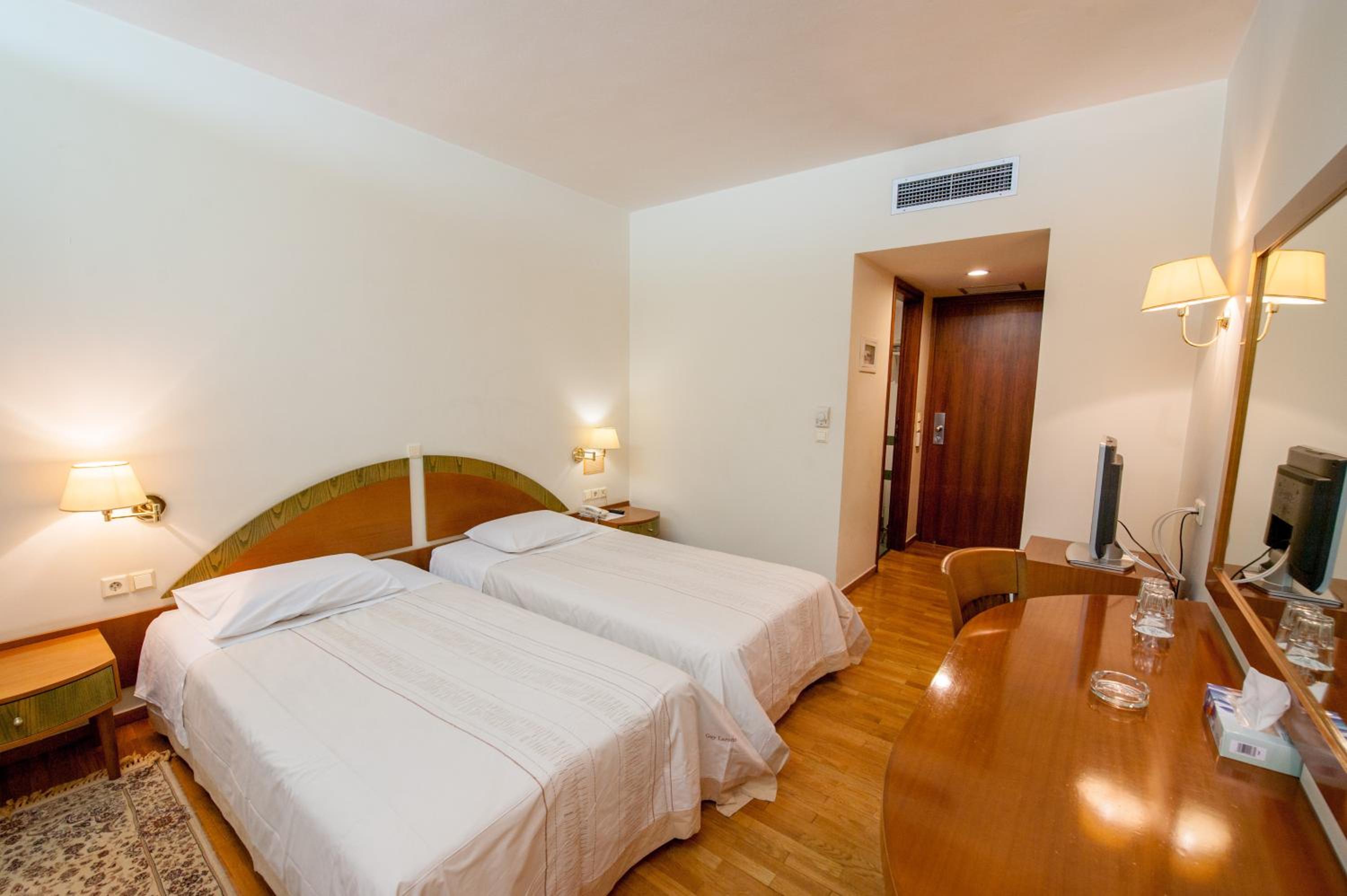 Twin Room - Photo 3